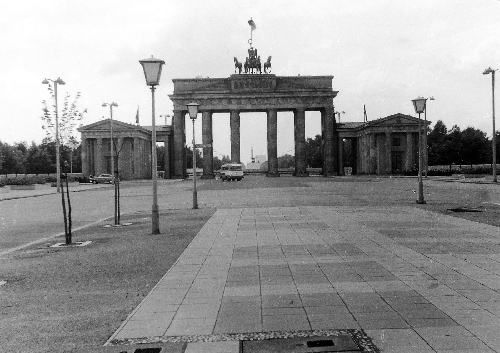 Germany, Berlin, Kelet-Berlin, a Brandenburgi kapu az Unter den Linden felől nézve., 1967, Nagy Zoltán, monument, GDR, Berlin Wall, East-Berlin, Neoclassical architecture, Carl Gotthard Langhans-design, Fortepan #58321