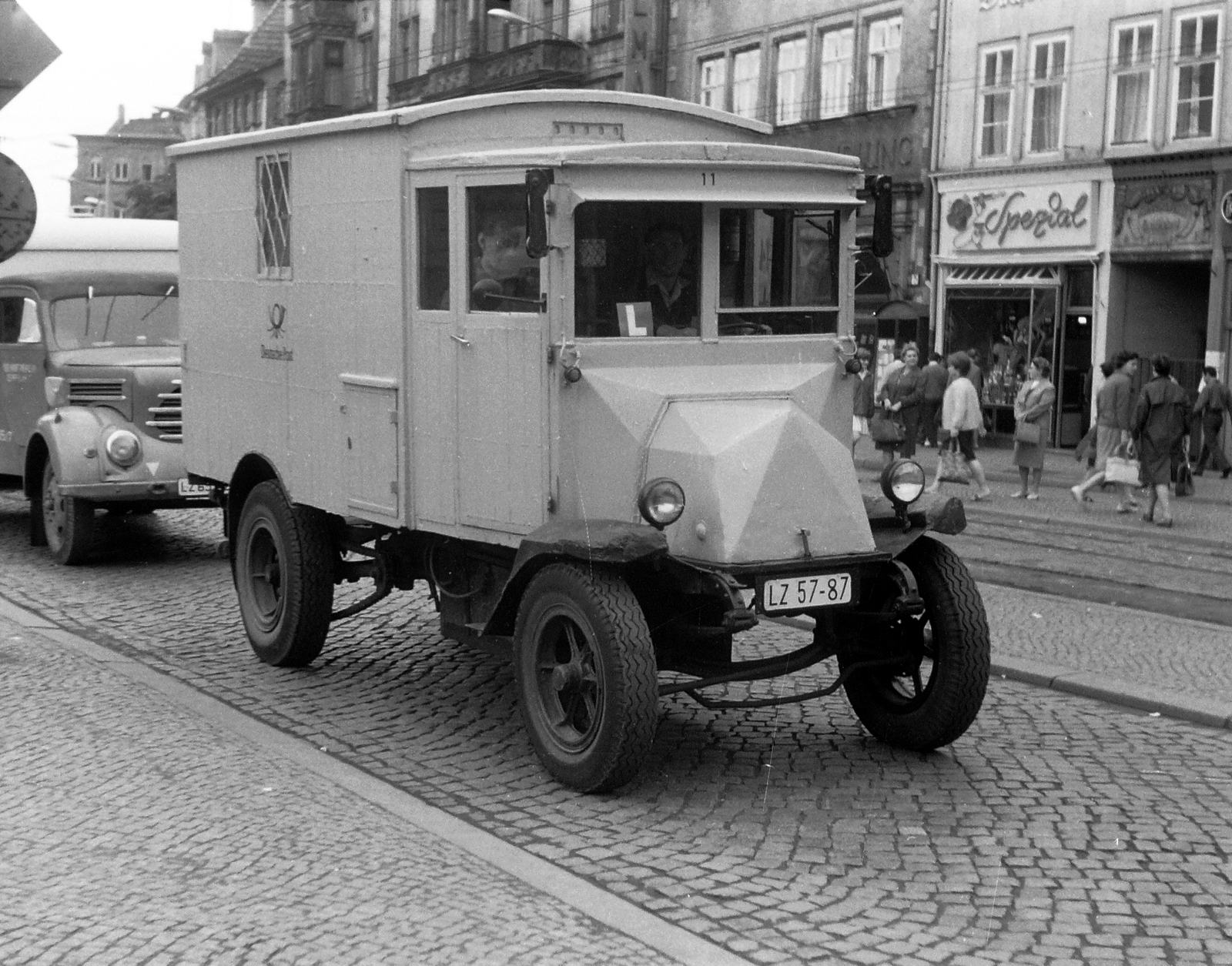 Germany, Erfurt, Anger a Trommsdorffstrasse felé nézve. Hansa-Lloyd típusú postai elektromos autó., 1967, Nagy Zoltán, Gerrman brand, GDR, Fortepan #58322