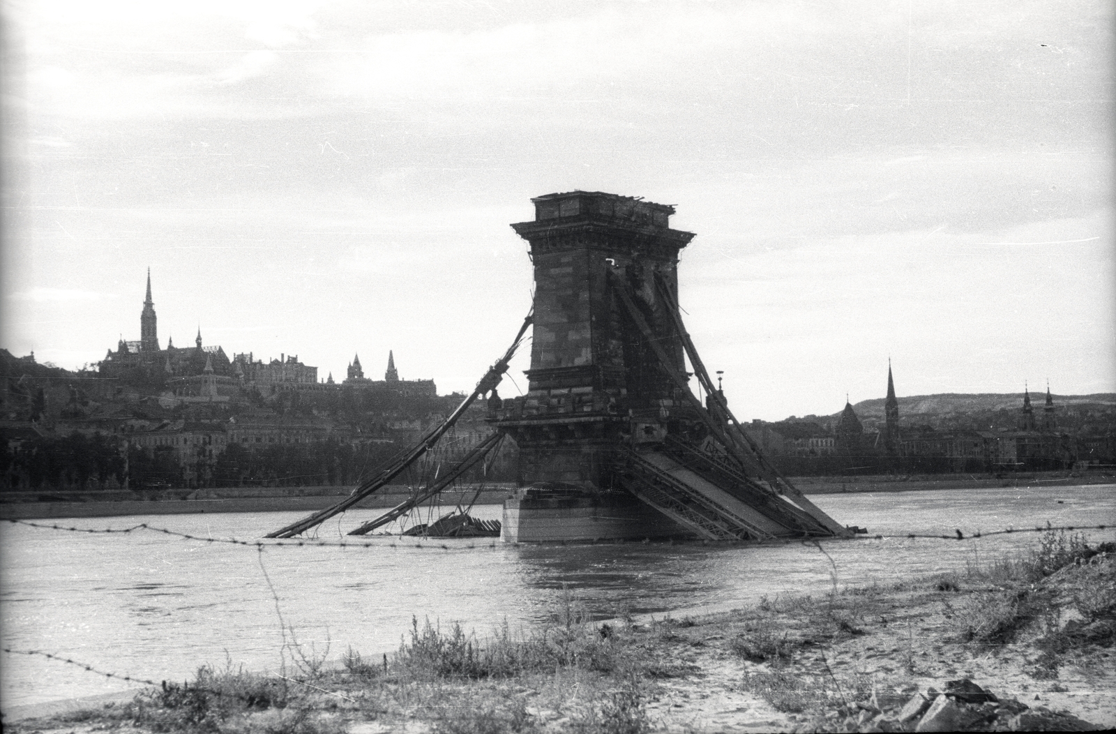 Hungary, Budapest, a lerombolt Széchenyi Lánchíd, háttérben a Mátyás-templom és a Halászbástya., 1945, Fortepan, bridge, war damage, picture, wrecked bridge, Danube, suspension bridge, William Tierney Clark-design, Fortepan #5833