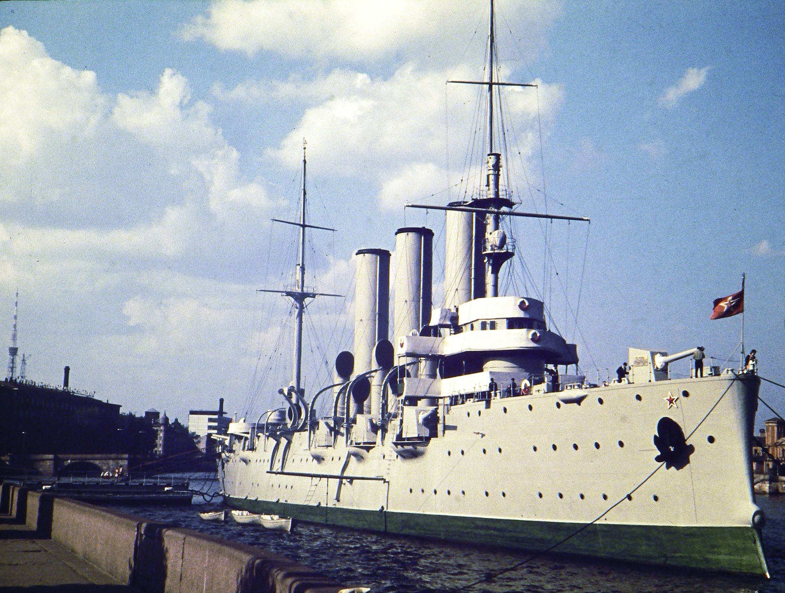 Russia, Saint Petersburg, (Leningrád), Auróra cirkáló a Néva folyón., 1968, Nagy Zoltán, Soviet Union, ship, colorful, flag, warship, ordnance, Aurora-ship, museum ship, Fortepan #58331