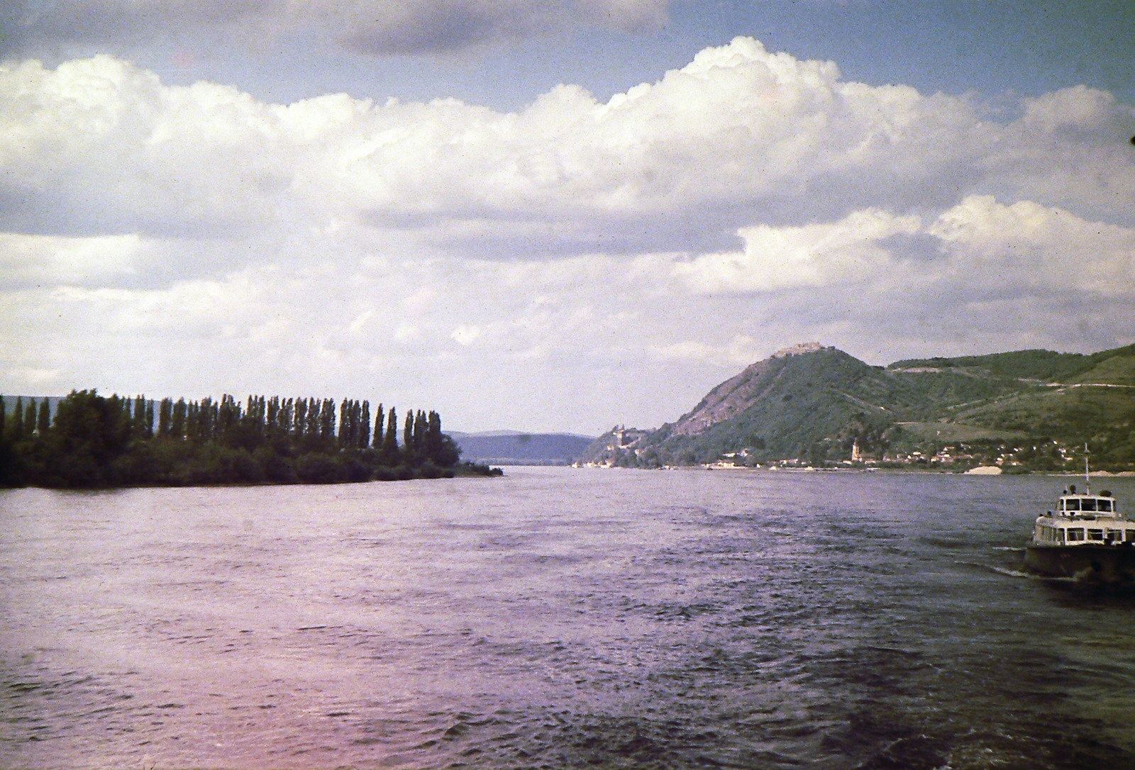 Hungary, Danube Bend, Visegrád, szemben a Várhegy, balra a nagymarosi nyárfasor., 1968, Nagy Zoltán, ship, colorful, Fortepan #58337