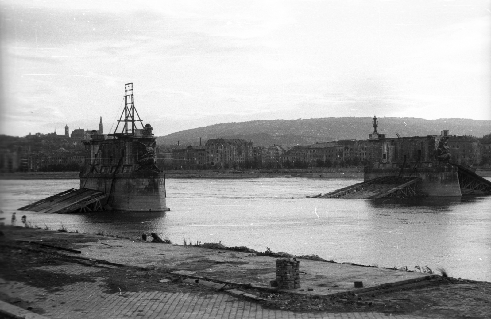 Hungary, Budapest XIII., a lerombolt Margit híd a pesti alsó rakpartról nézve., 1945, Fortepan, picture, wrecked bridge, Budapest, Fortepan #5834