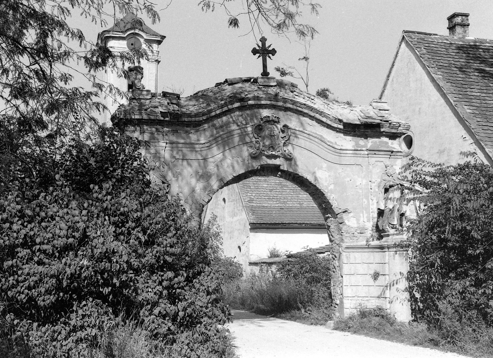 Hungary, Oroszlány,Majkpuszta, Kamalduli remeteség bejárata., 1982, Nagy Zoltán, Fortepan #58342