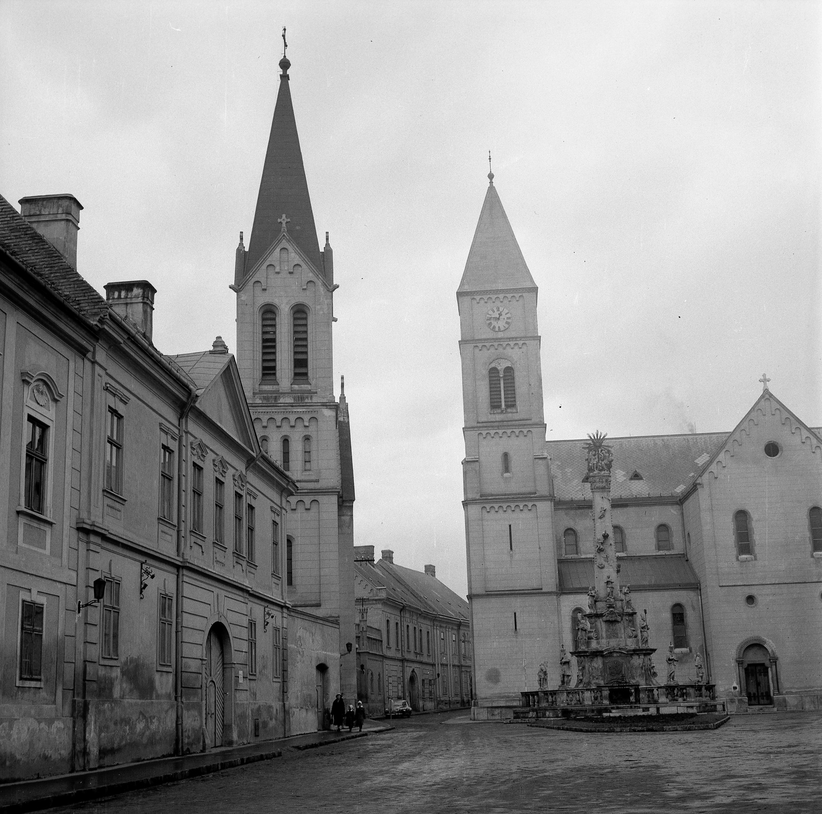 Hungary, Veszprém, Szentháromság tér, balra a Szent István ferences templom, jobbra a Szentháromság-szobor mögött a Szent Mihály-székesegyház., 1960, Nagy Gyula, church, Holy Trinity Statue, sculptural group, Fortepan #58383