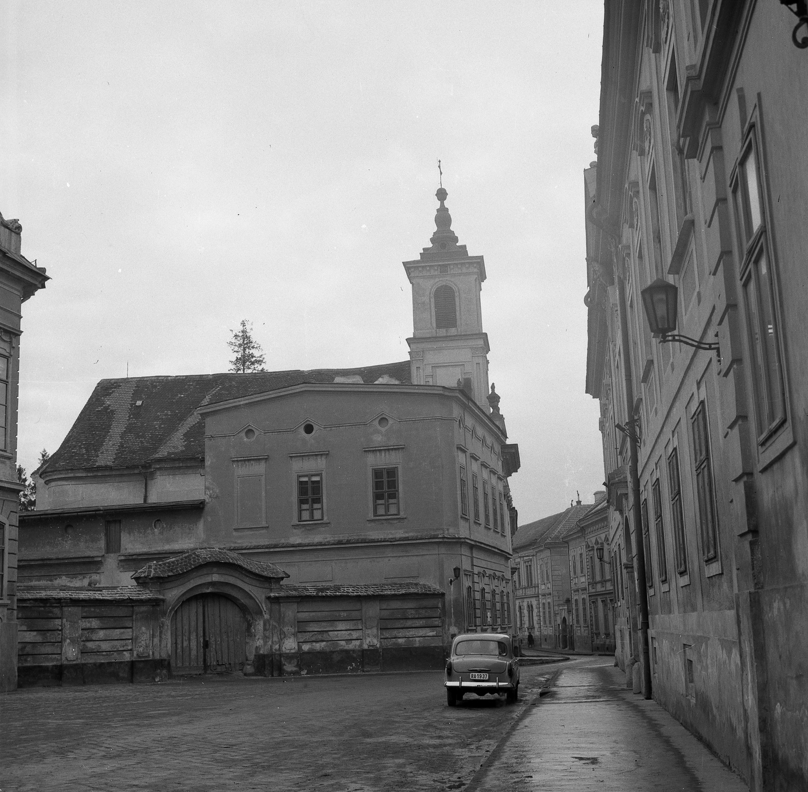 Hungary, Veszprém, Vár (Tolbuhin) utca, szemben az Érseki Palota oldalsó kapuja és a Piarista templom., 1960, Nagy Gyula, Baroque-style, bishop's palace, Jakab Fellner-design, Fortepan #58385