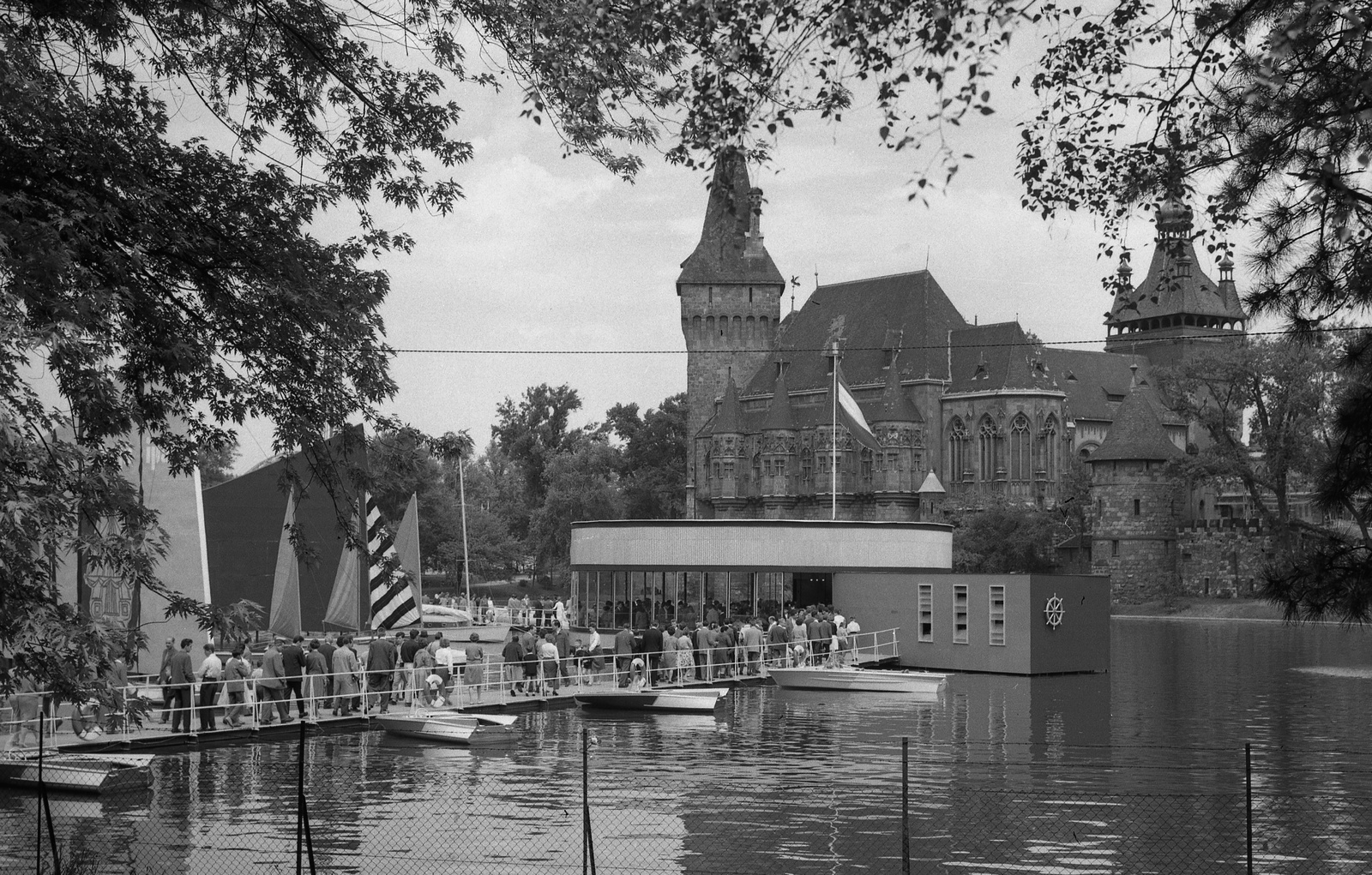 Hungary, Budapest XIV., hajózási kiállítás a tavon, háttérben a Vajdahunyad vára., 1961, Nagy Gyula, castle, Ignác Alpár-design, eclectic architecture, Budapest, Fortepan #58395