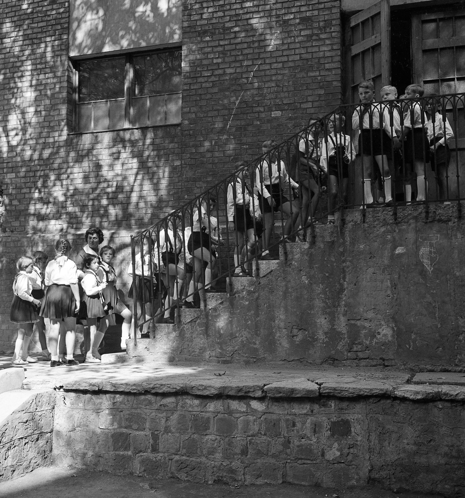 Hungary, Budapest V., Papnövelde (Eötvös Loránd) utca 4-6. ELTE Apáczai Csere János Gyakorló Általános Iskola és Gimnázium, tanévnyitó ünnepség az udvaron., 1960, Nagy Gyula, Budapest, Fortepan #58398