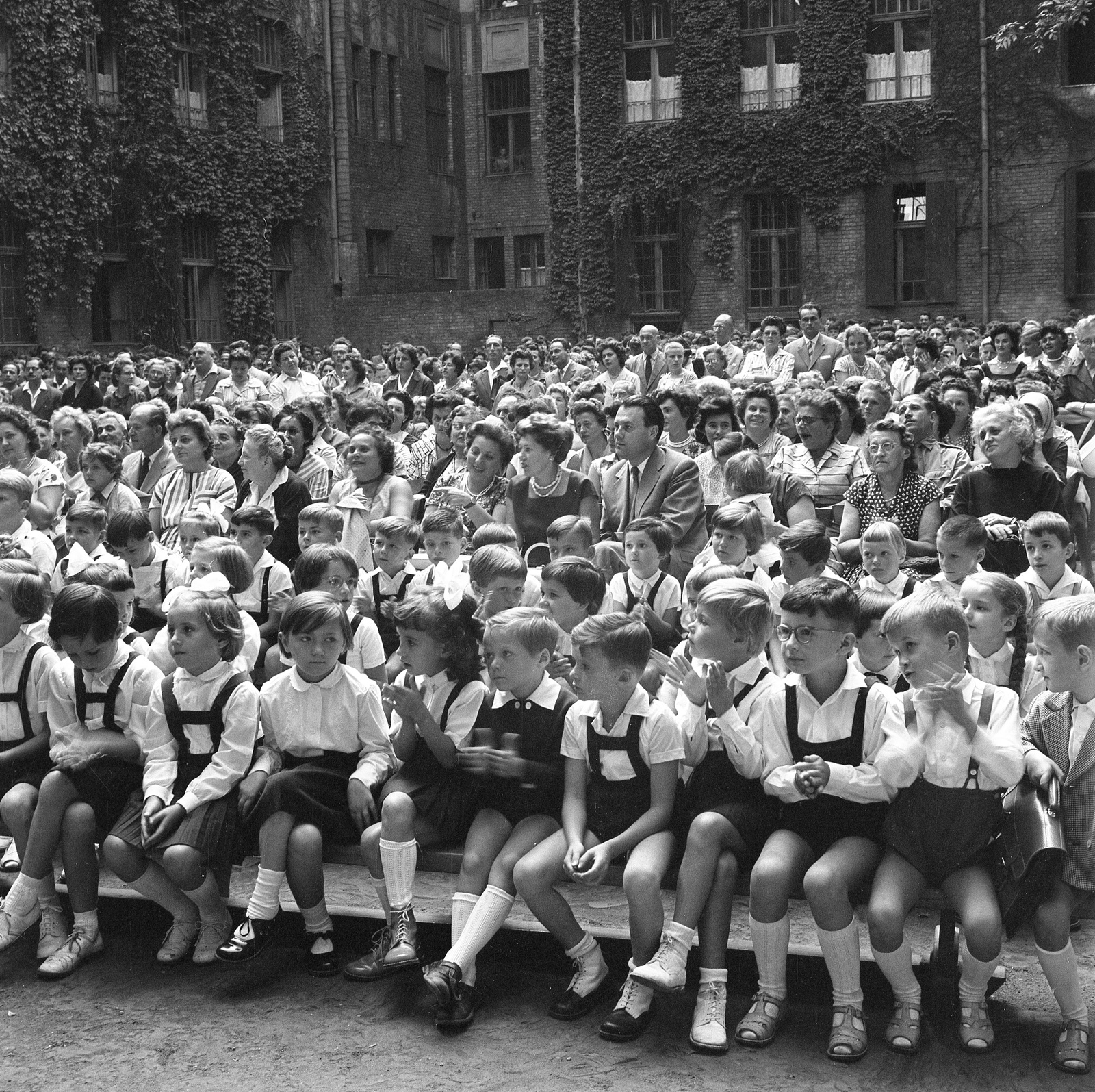 Hungary, Budapest V., Papnövelde (Eötvös Loránd) utca 4-6. ELTE Apáczai Csere János Gyakorló Általános Iskola és Gimnázium, tanévnyitó ünnepség az udvaron., 1960, Nagy Gyula, school, festive, Budapest, Fortepan #58399