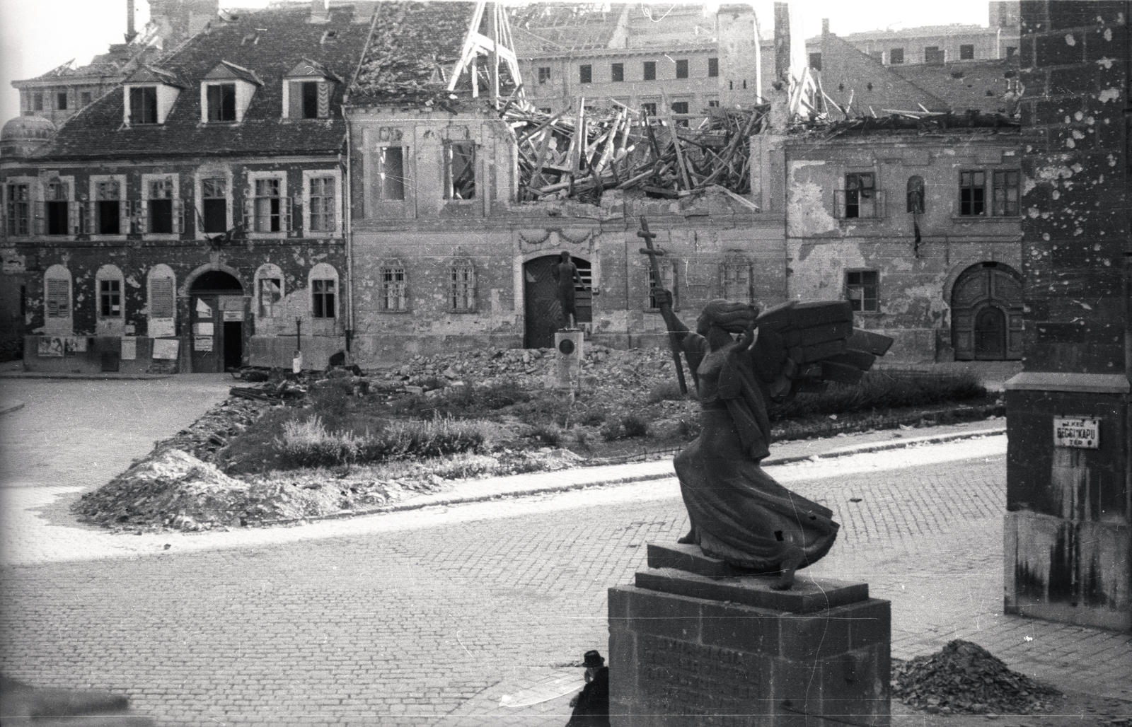 Hungary, Budapest I., Bécsi kapu tér, Budavár visszavételének emléke (Ohmann Béla, 1936.), háttérben a Kazinczy-emlékkút., 1945, Fortepan, sculpture, ruins, damaged building, angel, Budapest, Fortepan #5840