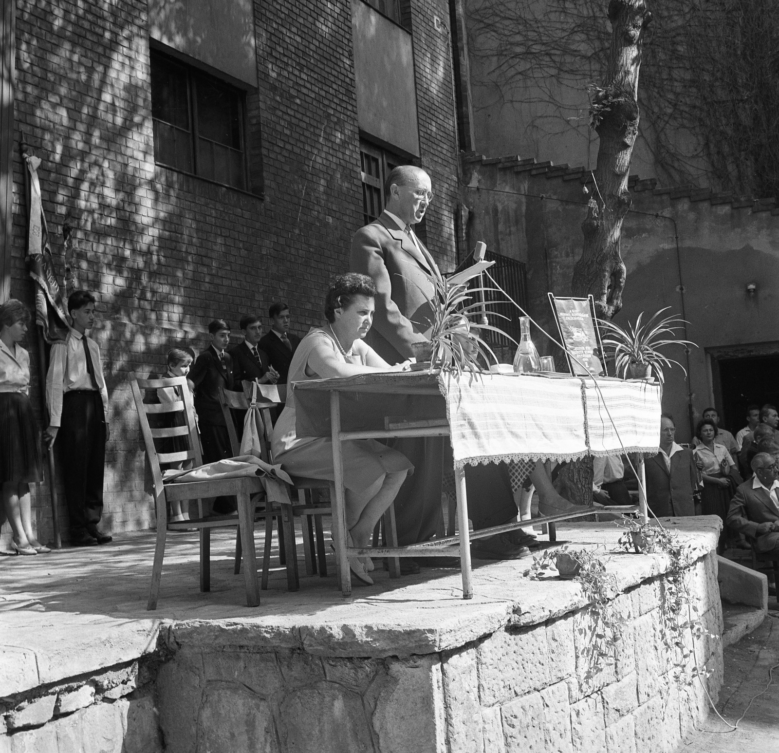 Hungary, Budapest V., Papnövelde (Eötvös Loránd) utca 4-6. ELTE Apáczai Csere János Gyakorló Általános Iskola és Gimnázium, tanévnyitó ünnepség az udvaron., 1960, Nagy Gyula, school, festive, shadow, Budapest, Fortepan #58400