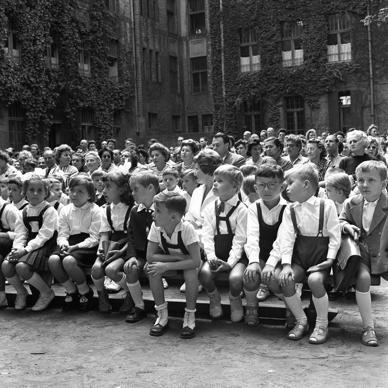Hungary, Budapest V., Papnövelde (Eötvös Loránd) utca 4-6. ELTE Apáczai Csere János Gyakorló Általános Iskola és Gimnázium, tanévnyitó ünnepség az udvaron., 1960, Nagy Gyula, school, festive, Budapest, Fortepan #58401