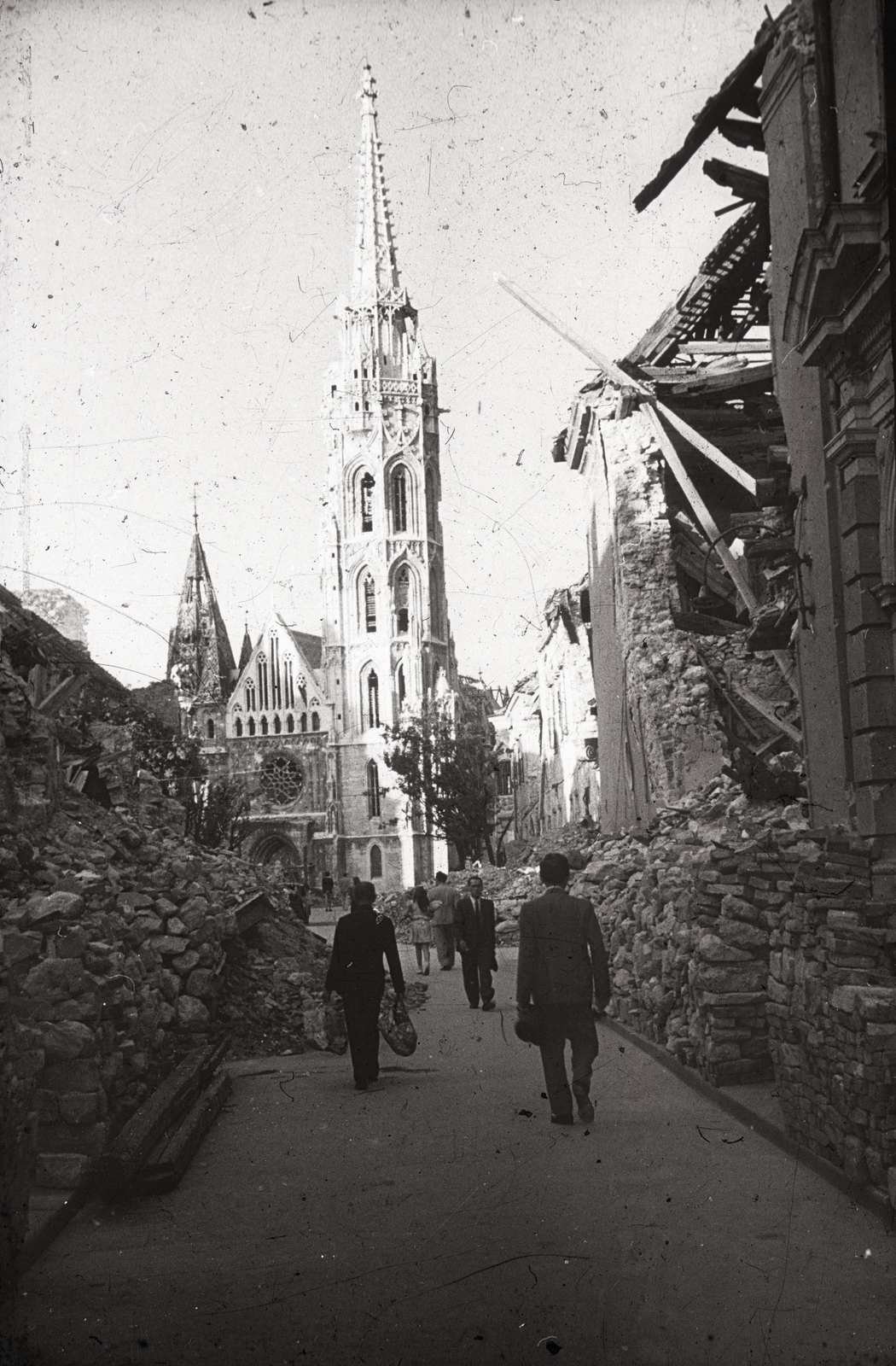 Hungary, Budapest I., Szentháromság utca, Mátyás-templom., 1945, Fortepan, church, ruins, damaged building, brick, Budapest, pedestrian, Fortepan #5841