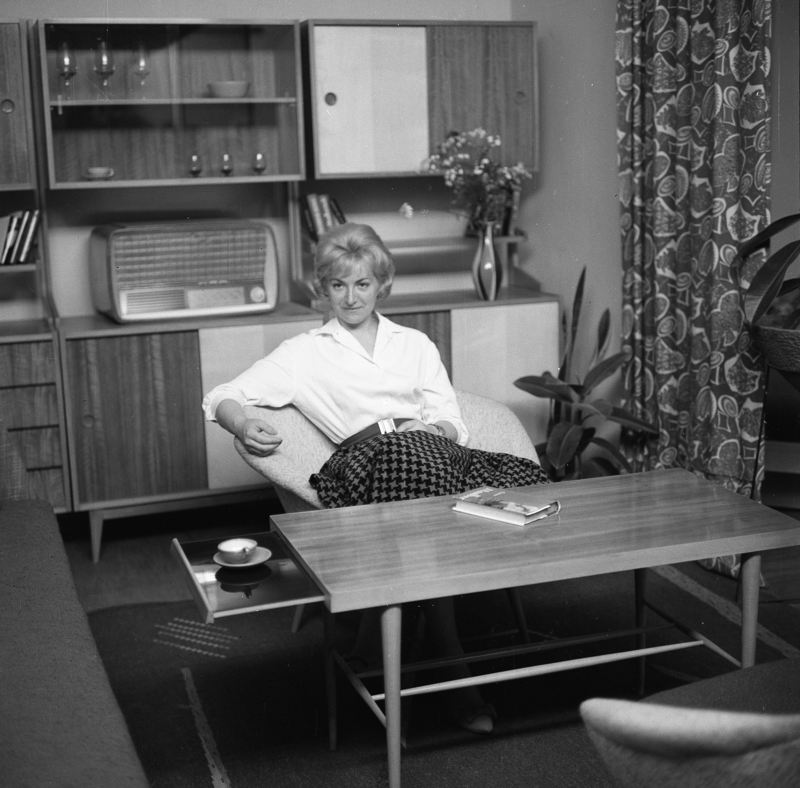 1961, Nagy Gyula, portrait, book, furniture, radio, interior, lady, skirt, blouse, belt, modular furniture, Fortepan #58416