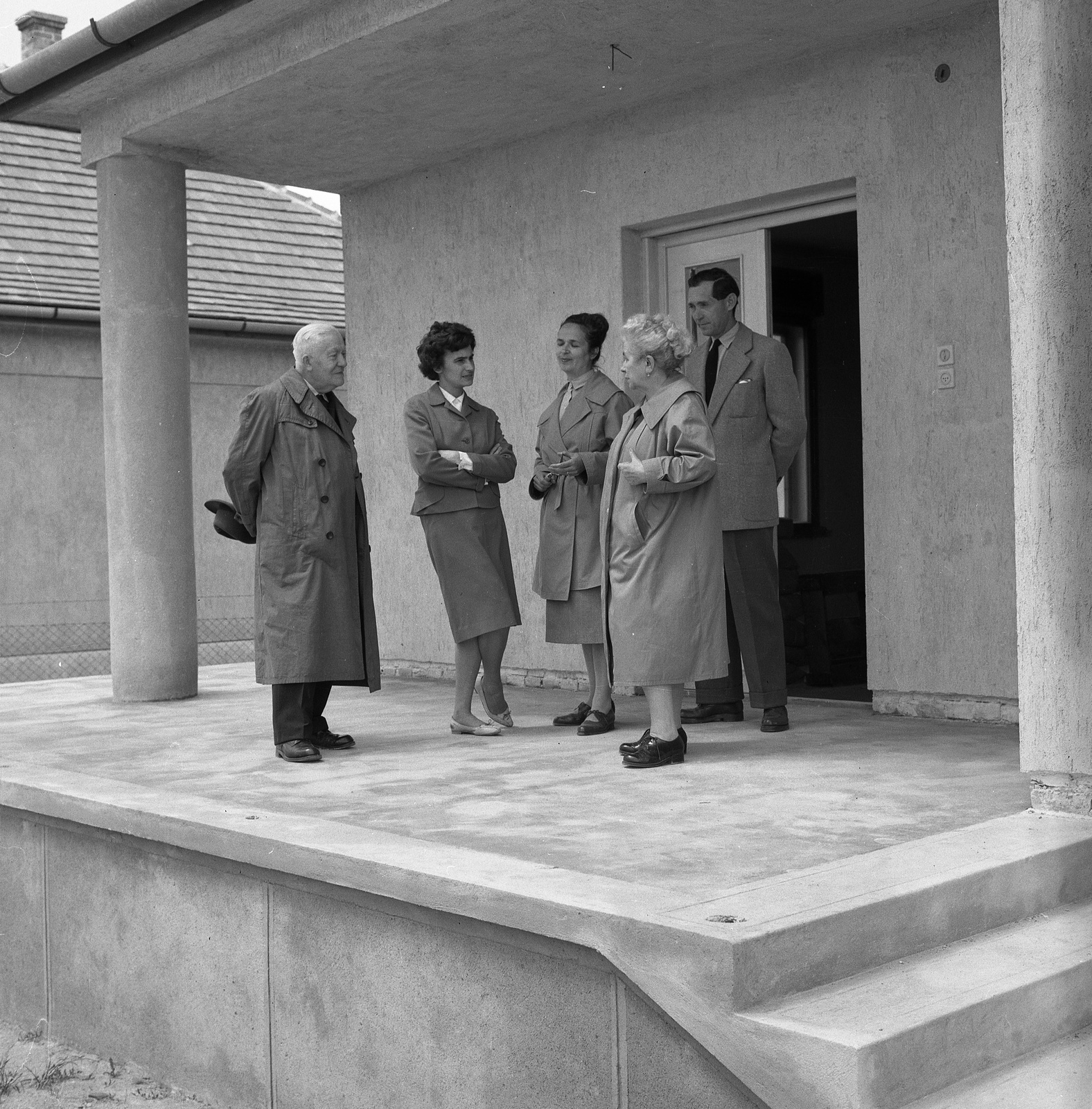 Hungary, Veszprém, Mikszáth Kálmán utca 30. (ekkor 7.)., 1961, Nagy Gyula, family, terrace, house, Fortepan #58425