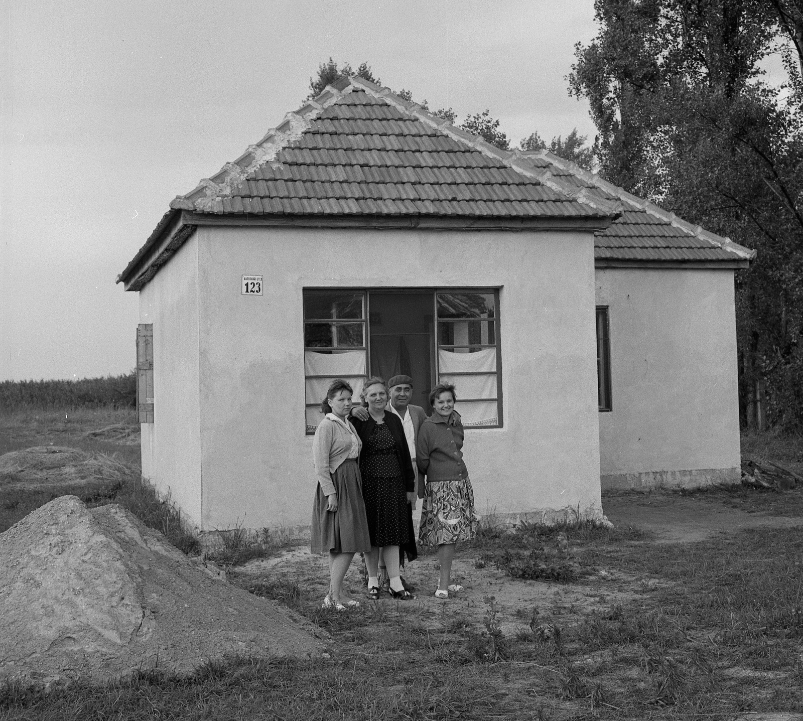 Hungary, Balatonfenyves, Kaposvári utca 123., 1961, Nagy Gyula, half-smile, smile, tableau, Lake Balaton, Fortepan #58433