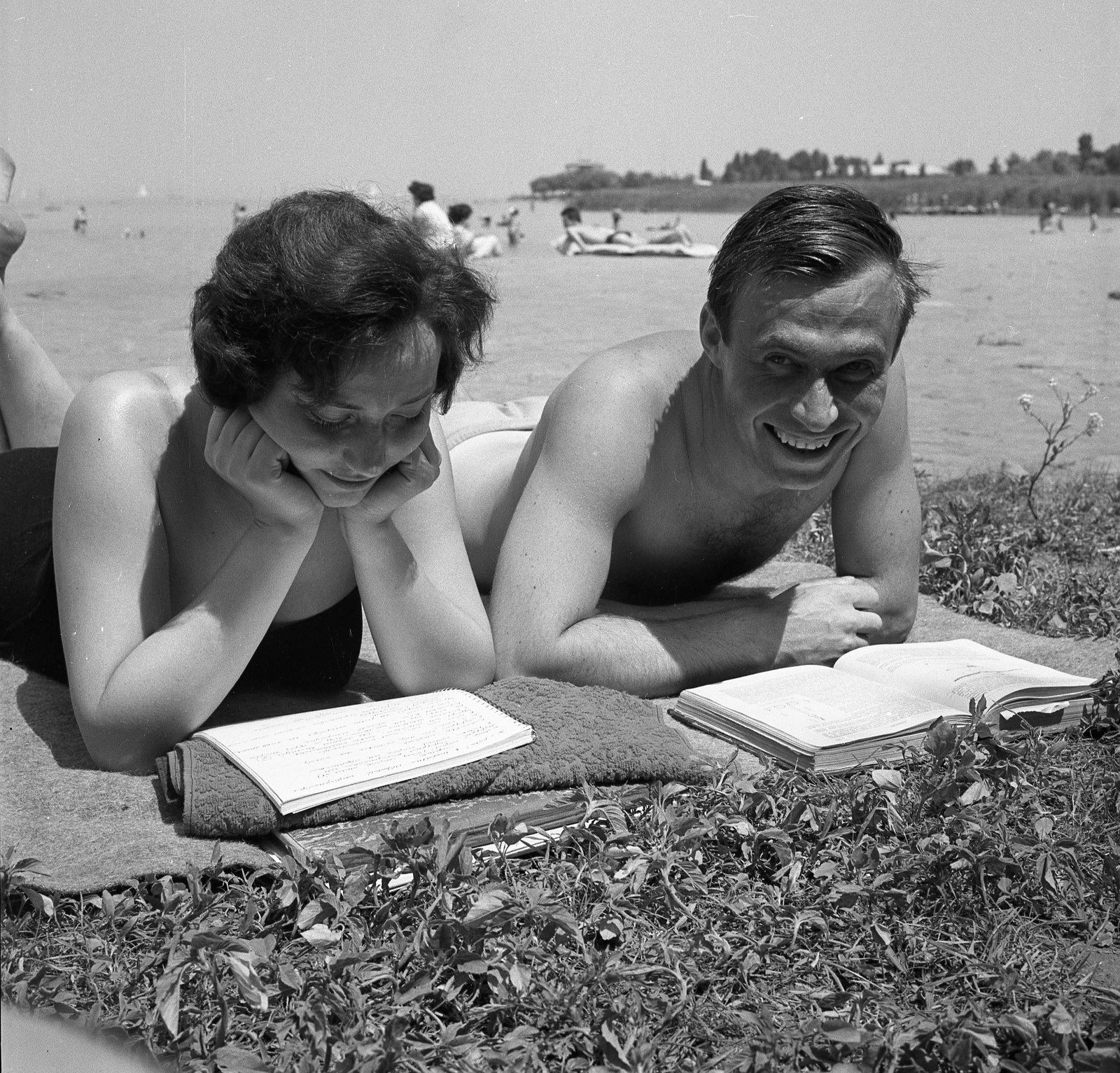 Hungary,Lake Balaton, Siófok, strand., 1961, Nagy Gyula, beach, bathing suit, reading, shore, double portrait, Fortepan #58434