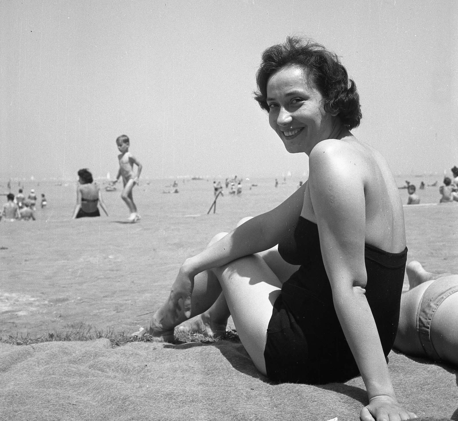 Hungary,Lake Balaton, Siófok, strand., 1961, Nagy Gyula, portrait, beach, bathing suit, smile, lady, looking back, Fortepan #58435