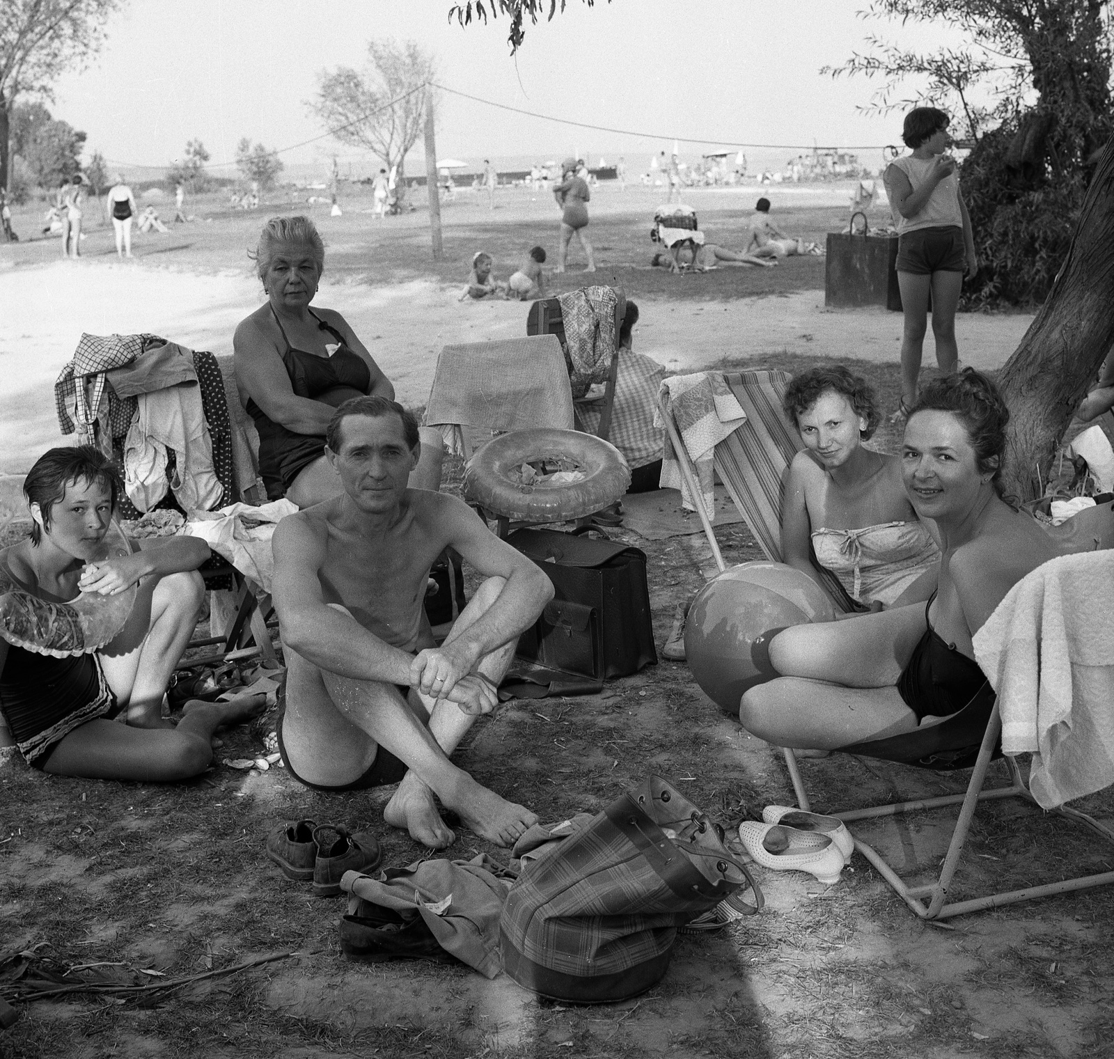 Hungary,Lake Balaton, 1961, Nagy Gyula, beach, bathing suit, tableau, swim belt, beach ball, briefcase, sport bag, deck chair, camping furniture, companionship, Fortepan #58437