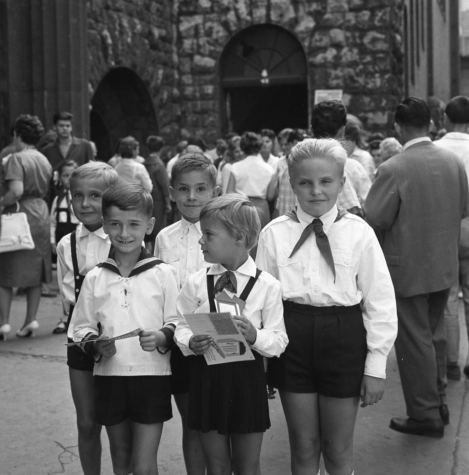 Hungary, Budapest V., Papnövelde (Eötvös Loránd) utca 4-6. ELTE Apáczai Csere János Gyakorló Általános Iskola és Gimnázium., 1962, Nagy Gyula, pioneer, tableau, genre painting, sailor blouse, Budapest, Fortepan #58440