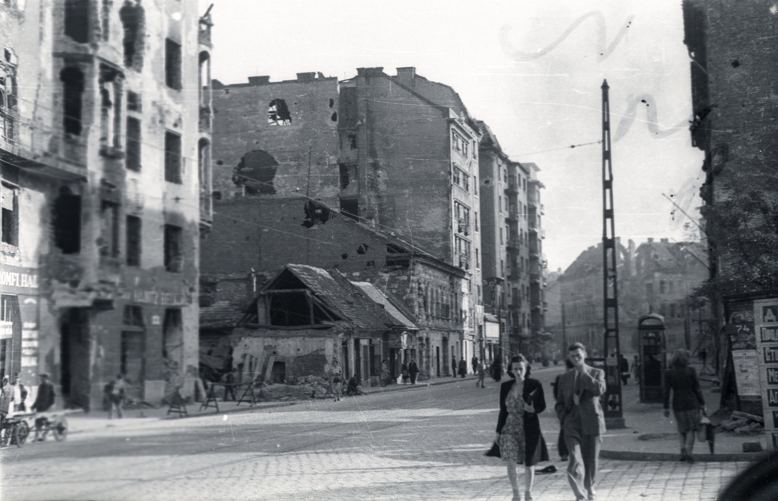 Hungary, Budapest II., Margit körút a Rómer Flóris (Zárda) utcától a Horvát utca felé nézve, balra a Fekete Sas (Pálffy) utca torkolata., 1945, Fortepan, sign-board, ruins, phone booth, damaged building, Budapest, pylon, pedestrian, Fortepan #5847