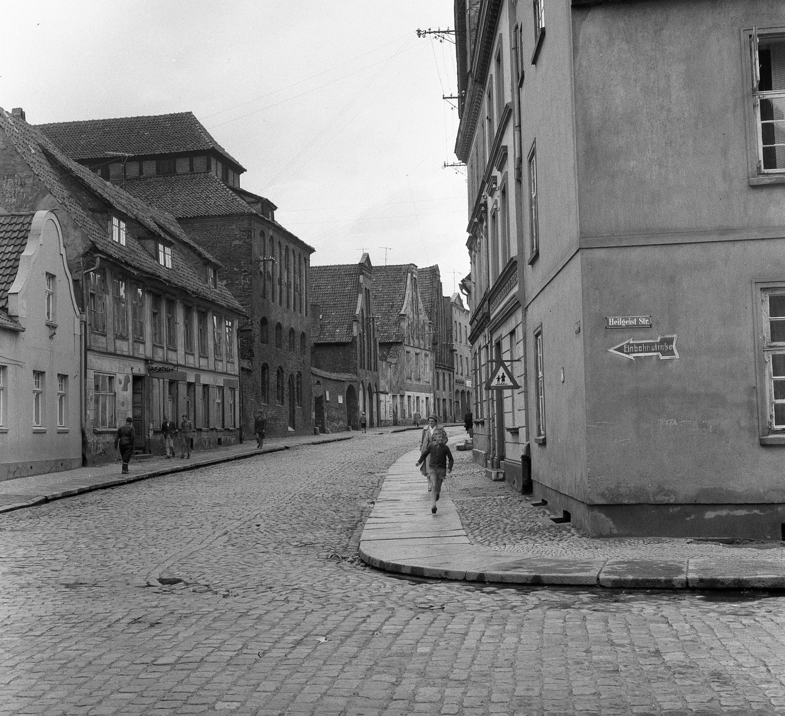 Németország, Stralsund, Heilgeiststrasse, szemben a Mühlenstrasse torkolata., 1962, Nagy Gyula, NDK, utcanévtábla, Fortepan #58472