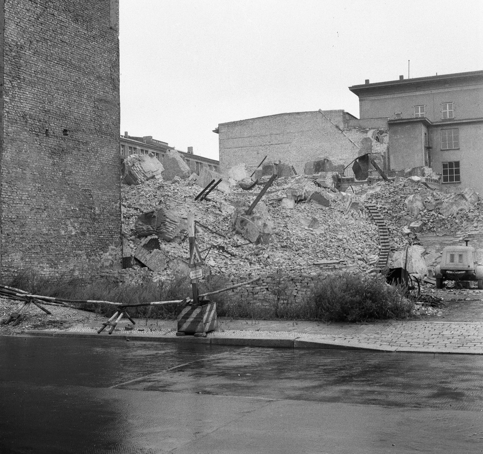 Germany, Berlin, Kelet-Berlin, Wilhelmstraße (Neue Wilhelmstraße) 65., a Hadiakadémia romjai., 1962, Nagy Gyula, war damage, GDR, damaged building, East-Berlin, Fortepan #58483