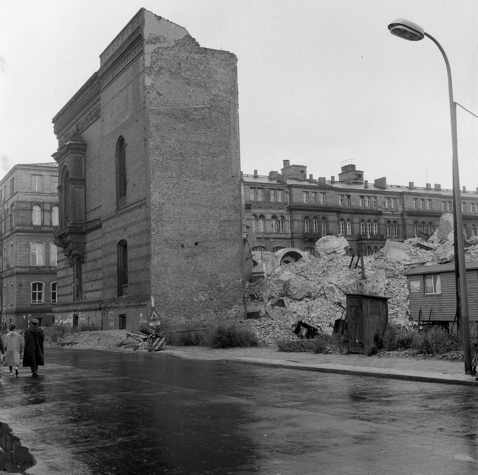 Németország, Berlin, Kelet-Berlin, Wilhelmstraße (Neue Wilhelmstraße), jobbra a Dorotheenstrasse (Clara Zetkin Strasse) torkolata. Előtérben a Hadiakadémia romjai, háttérben a Humboldt Egyetem orvosi és természettudományi intézete., 1962, Nagy Gyula, háborús kár, NDK, épületkár, Kelet-Berlin, Fortepan #58484