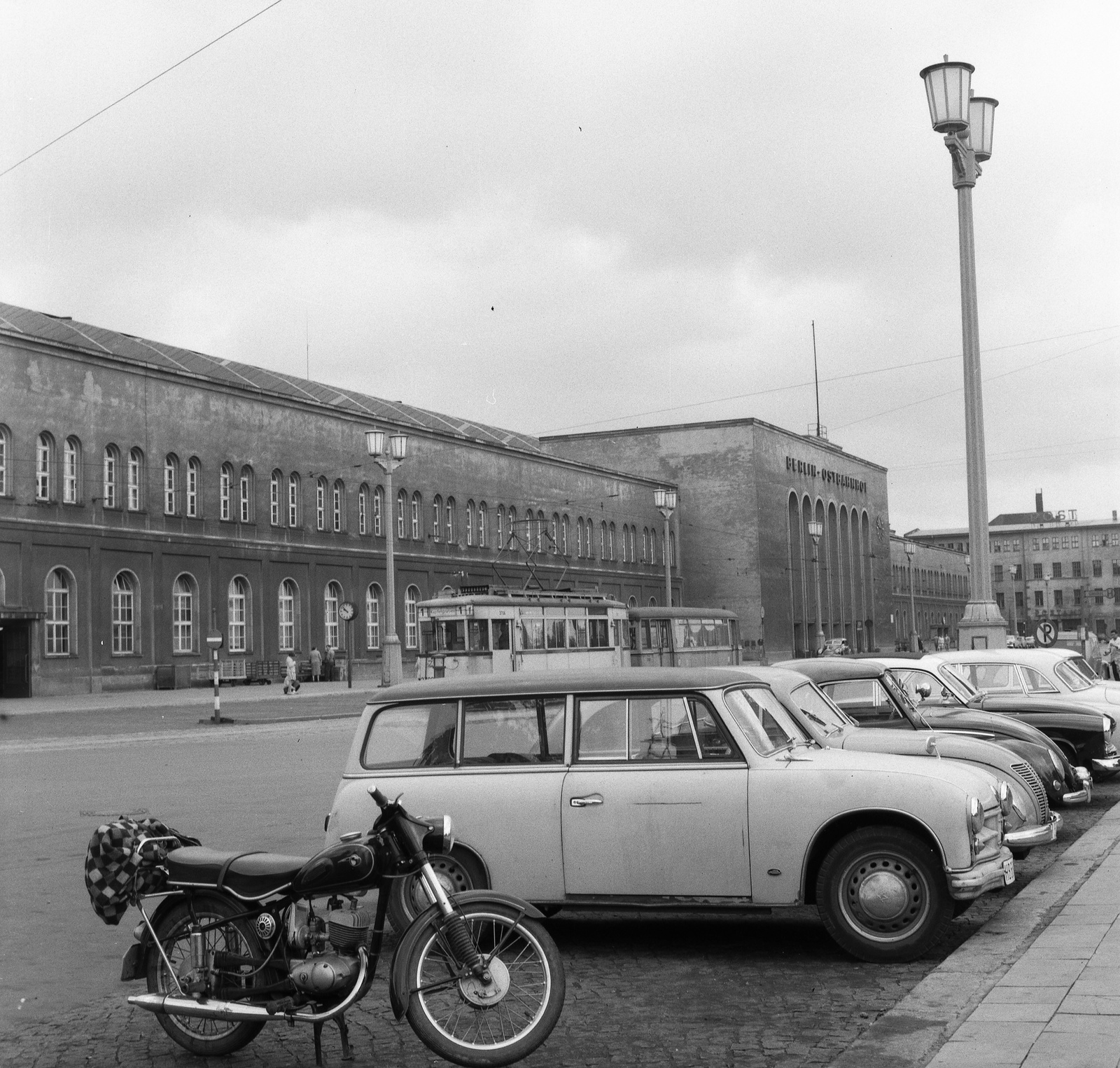 Németország, Berlin, Kelet-Berlin, Ostbahnhof., 1962, Nagy Gyula, motorkerékpár, villamos, NDK, pályaudvar, automobil, Wartburg 311/312, Kelet-Berlin, AWZ P70 Zwickau, MZ 125, helységnév tábla, tömegközlekedés, viszonylatszám, Fortepan #58487