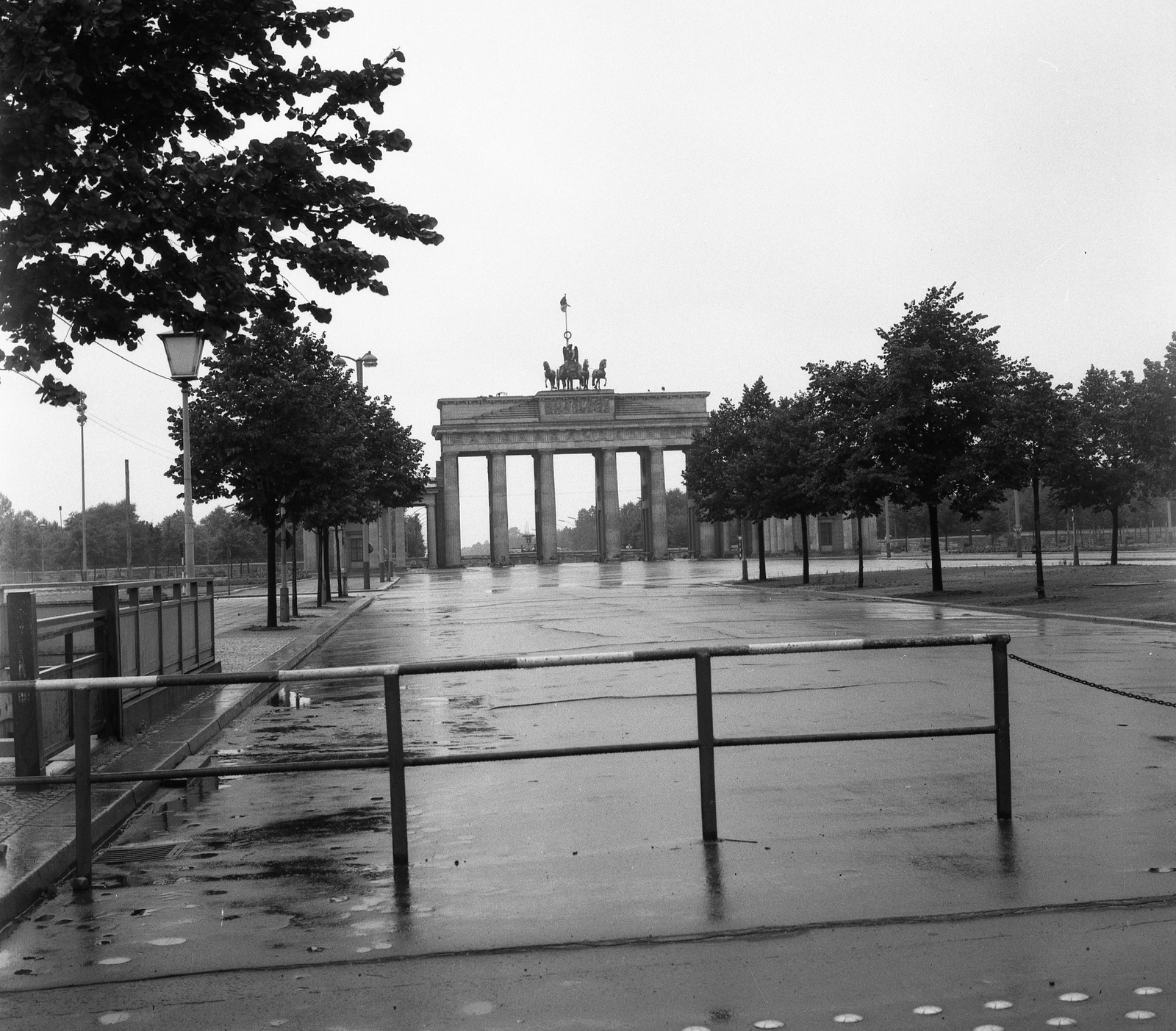 Germany, Berlin, Kelet-Berlin, Unter den Linden, szemben a Brandenburgi kapu., 1962, Nagy Gyula, monument, GDR, Berlin Wall, East-Berlin, Neoclassical architecture, Carl Gotthard Langhans-design, Fortepan #58491