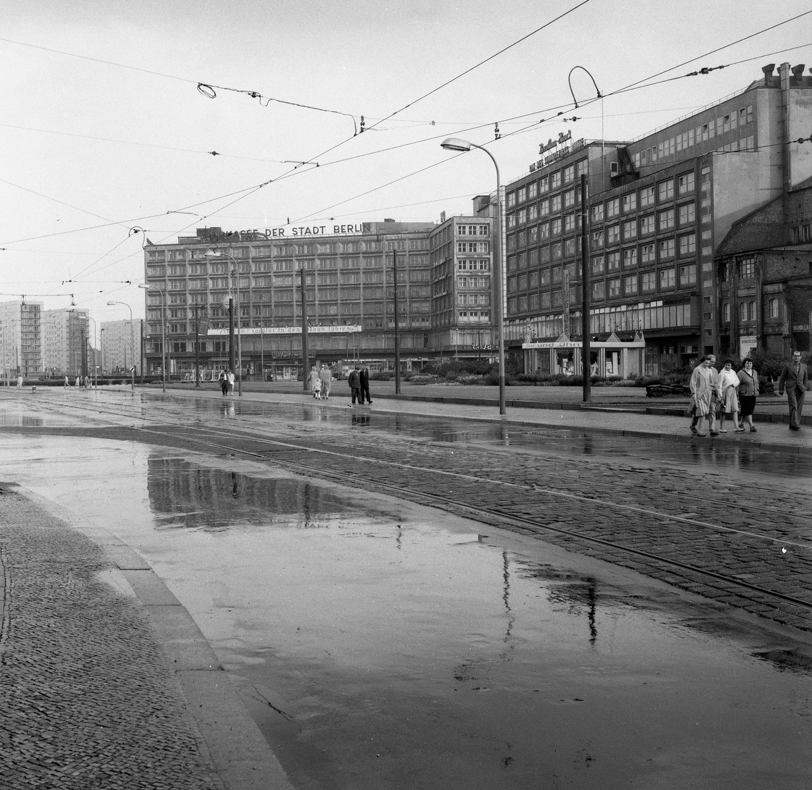 Németország, Berlin, Kelet-Berlin, Memhardstraße, szemben az Alexanderhaus, jobbra a Berolinahaus., 1962, Nagy Gyula, NDK, Kelet-Berlin, modern építészet, Peter Behrens-terv, Fortepan #58493