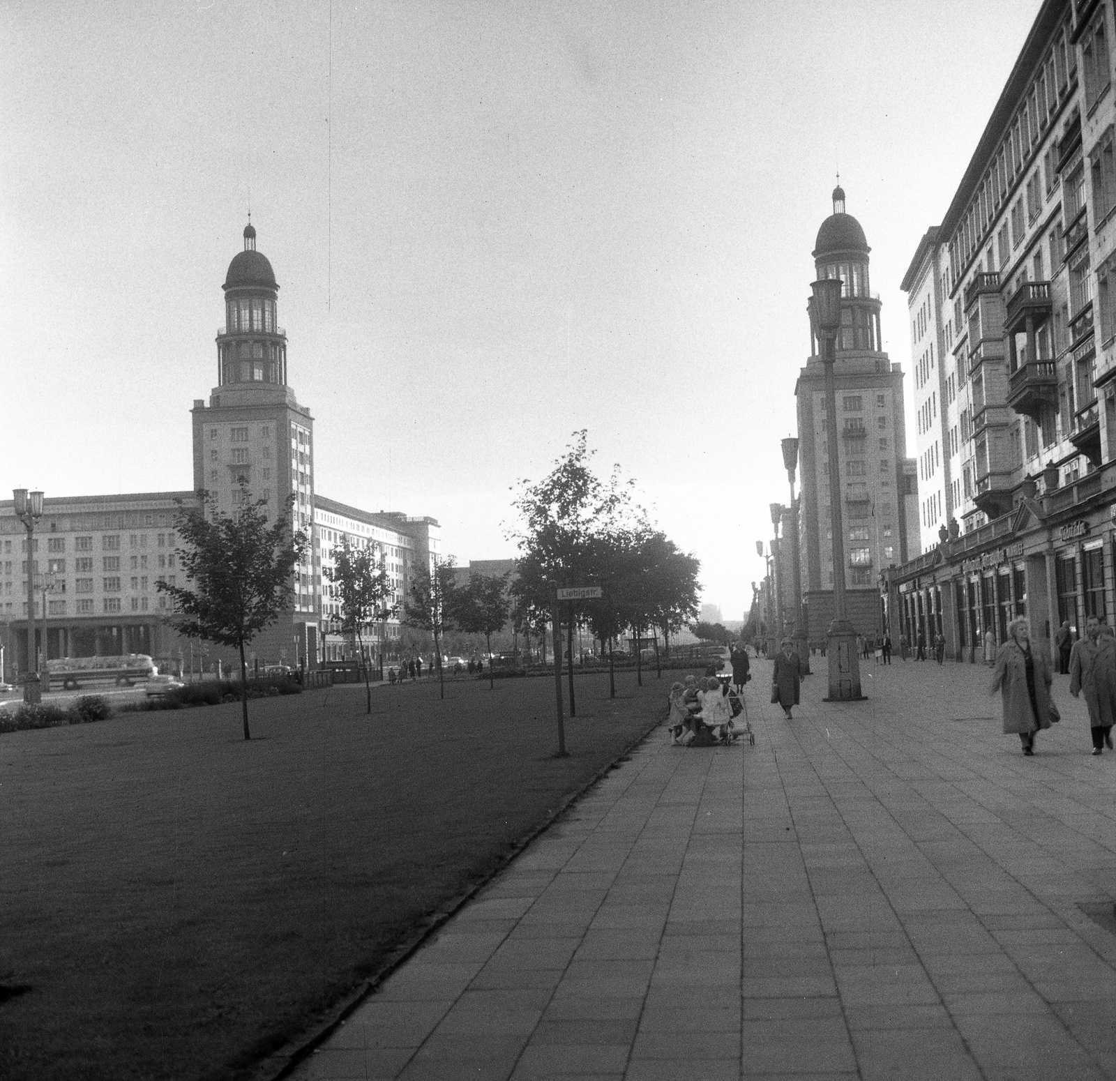 Németország, Berlin, Kelet-Berlin, Frankfurter Allee, szemben a Frankfurter Tor és a Karl Marx Allee., 1962, Nagy Gyula, NDK, szocreál, Kelet-Berlin, Hermann Henselmann-terv, Fortepan #58494