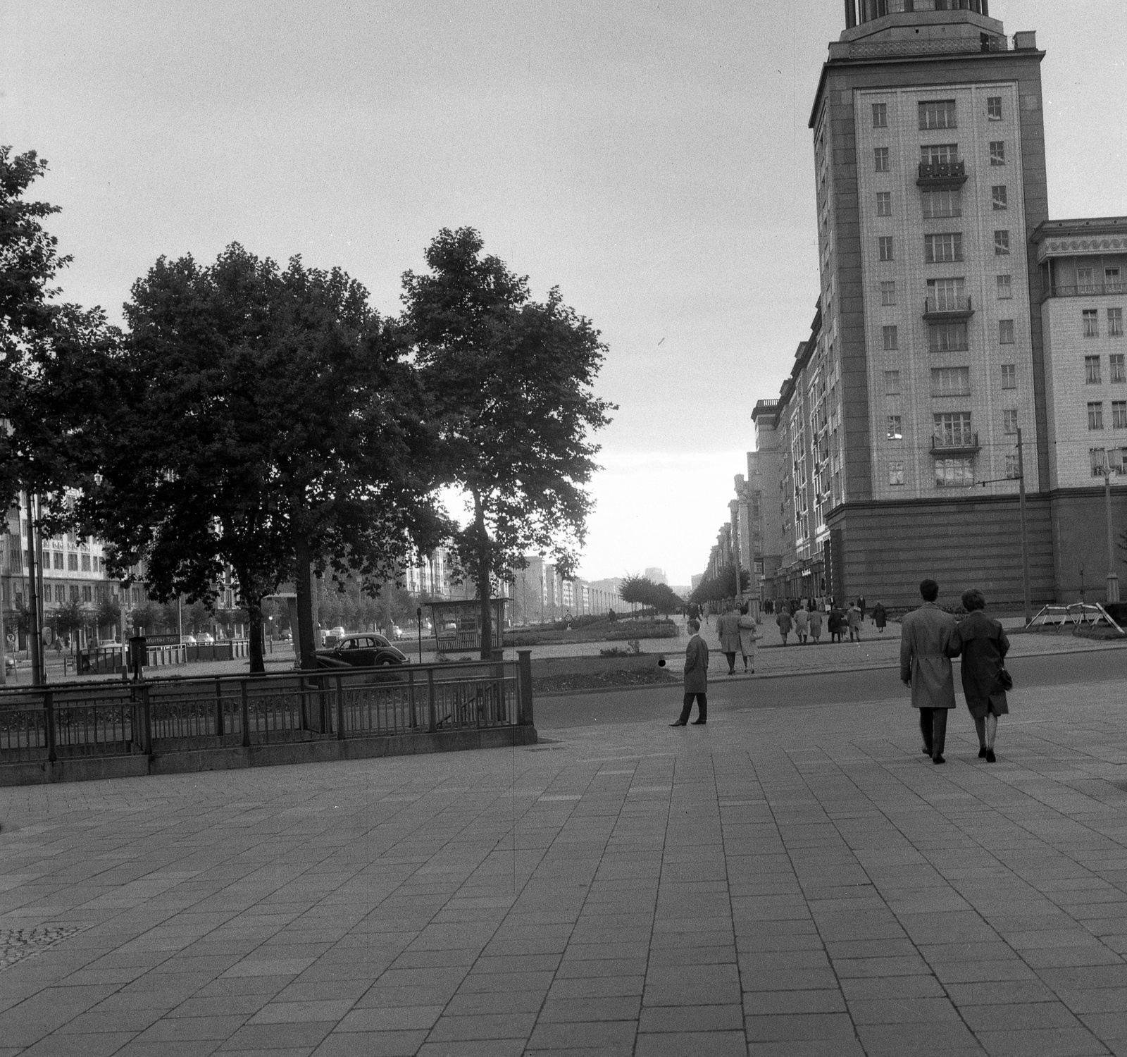 Németország, Berlin, Kelet-Berlin, Frankfurter Tor, szemben a Karl Marx Allee, a Frankfurter Allee felől nézve., 1962, Nagy Gyula, NDK, szocreál, Kelet-Berlin, Hermann Henselmann-terv, Fortepan #58495