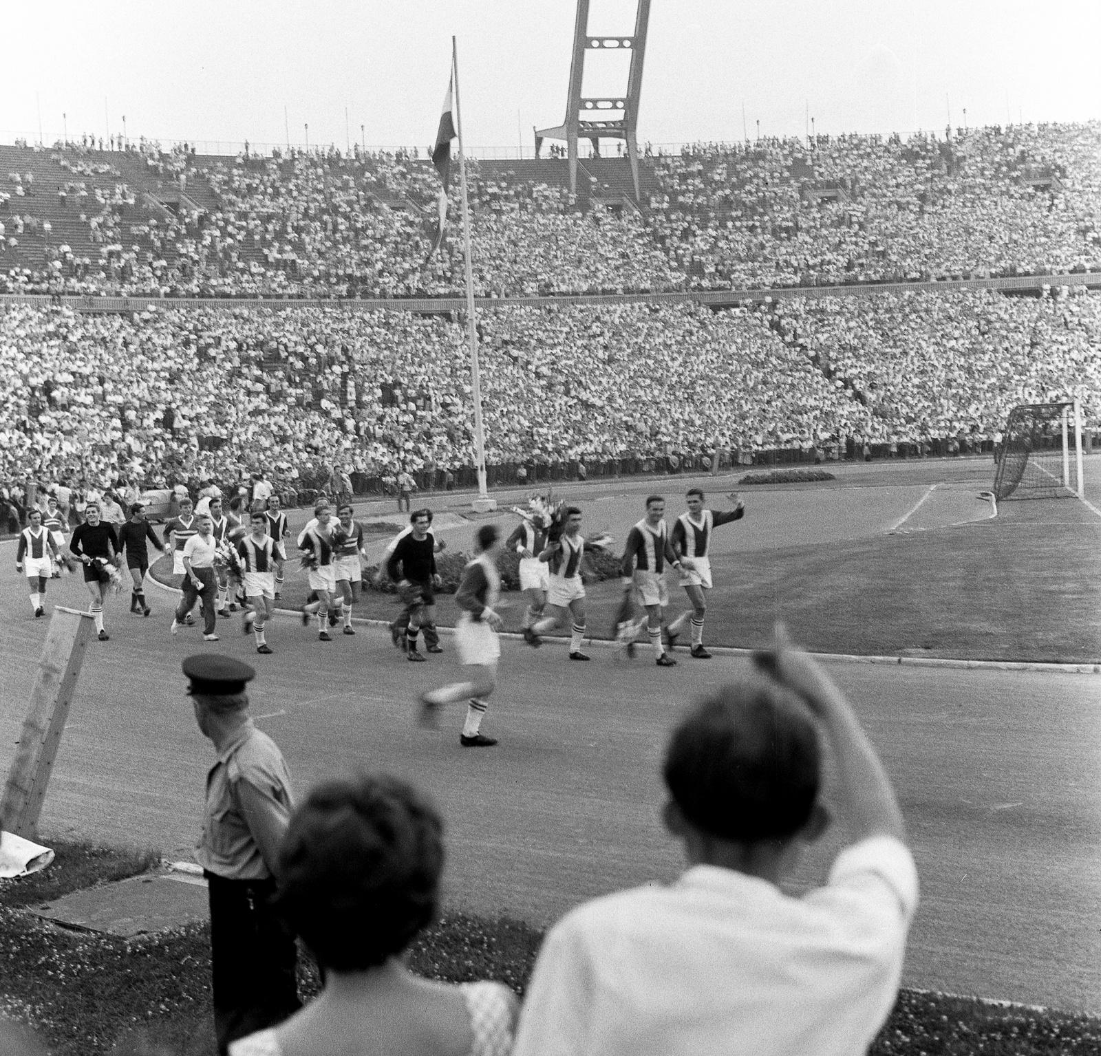 Magyarország, Népstadion, Budapest XIV., 1963. június 30. Ferencváros - SZEAC mérkőzés, a bajnokcsapat ünneplése., 1963, Nagy Gyula, Budapest, Fortepan #58510