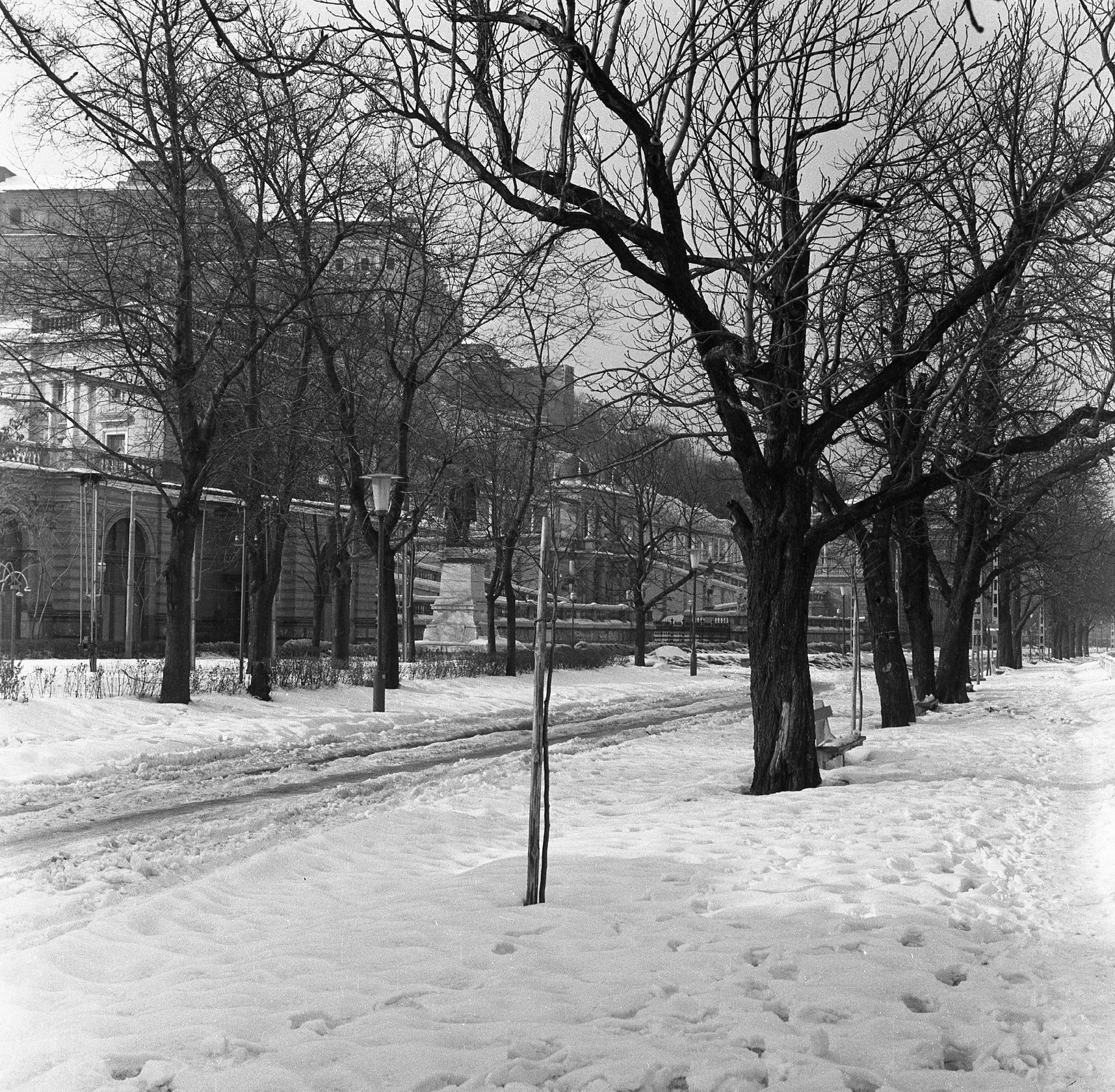 Hungary, Budapest I., Ybl Miklós tér, háttérben a Várkert Bazár., 1963, Nagy Gyula, Budapest, Fortepan #58517