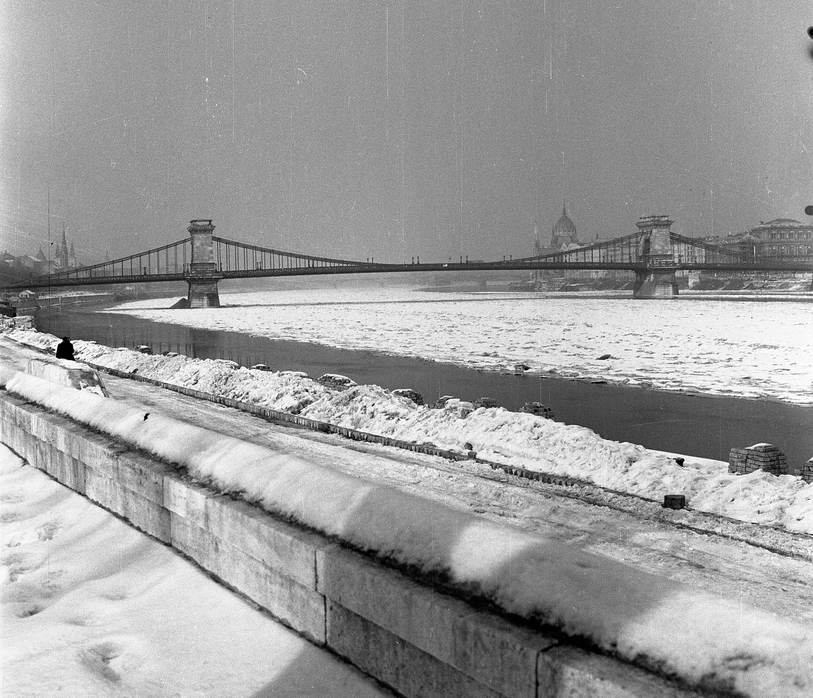 Magyarország, Budapest I., a Széchenyi Lánchíd a Várkert (Groza Péter) rakpartról nézve., 1963, Nagy Gyula, jégtábla, Duna, Budapest, függőhíd, William Tierney Clark-terv, Fortepan #58518