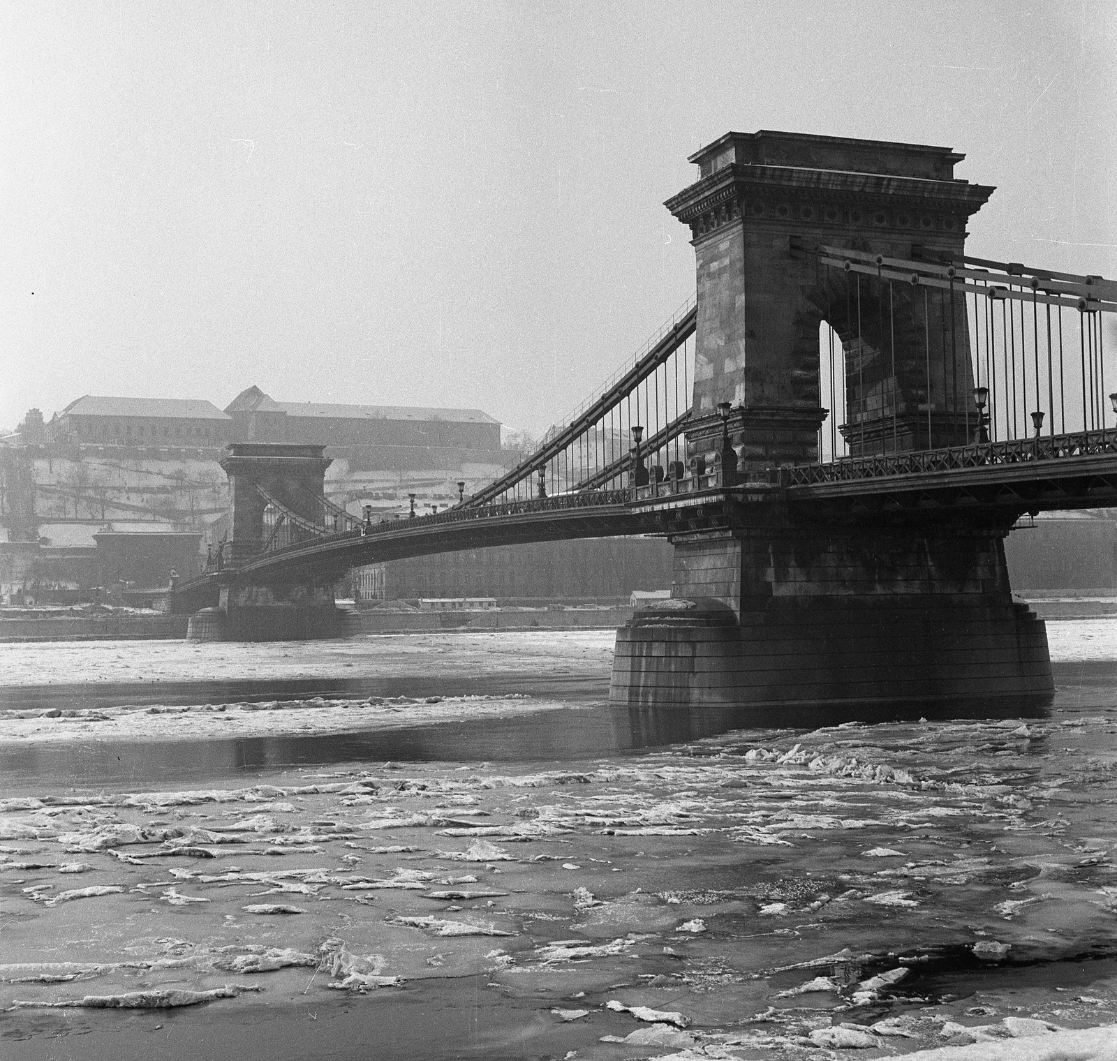 Hungary, Budapest I., Széchenyi Lánchíd az Eötvös tér felől, a pesti alsó rakpartról nézve., 1963, Nagy Gyula, ice field;ice float, Danube, Budapest, suspension bridge, William Tierney Clark-design, Fortepan #58523