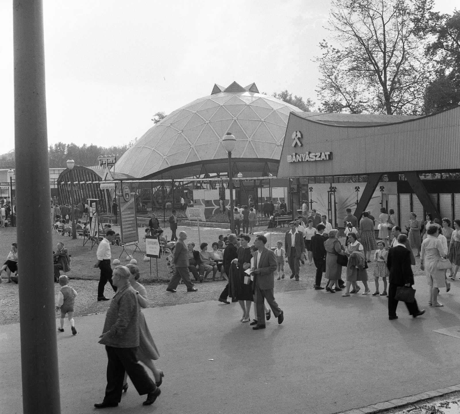 Hungary, Budapest XIV., szemben a Vegyipar, mellette a Bányászat pavilonja., 1963, Nagy Gyula, international fair, Budapest, Fortepan #58527