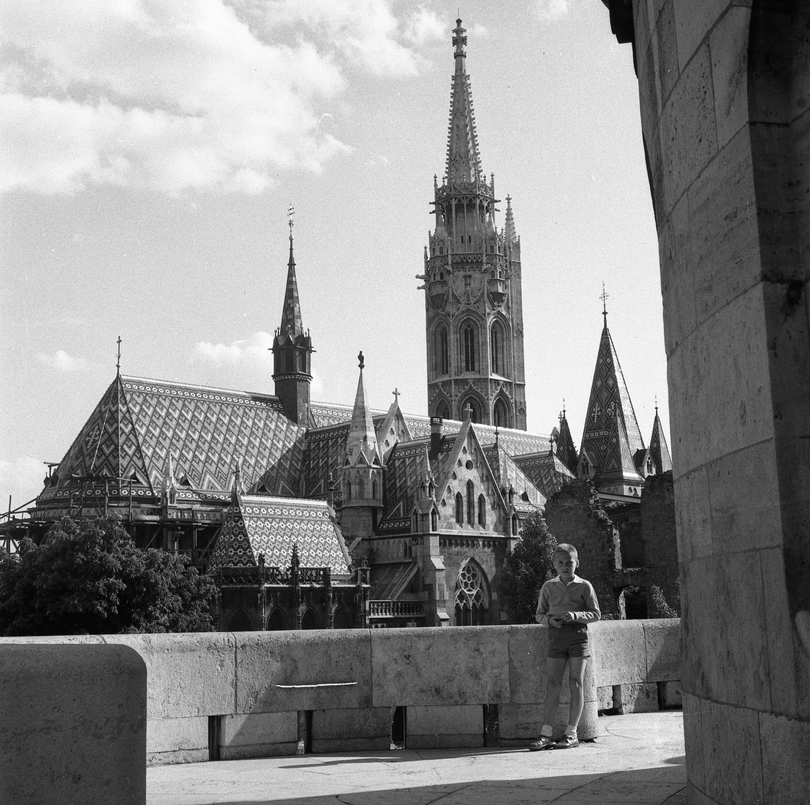 Magyarország, Halászbástya,budai Vár, Budapest I., háttérben a Mátyás-templom., 1963, Nagy Gyula, Schulek Frigyes-terv, Budapest, Fortepan #58541