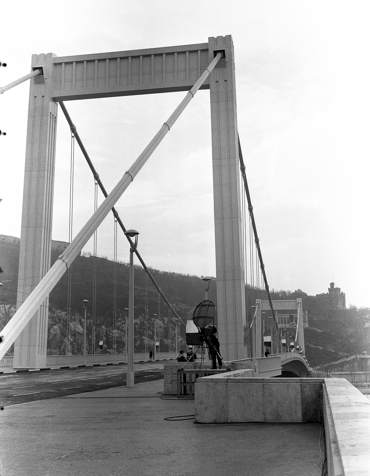 Hungary, Budapest V.,Budapest I., Erzsébet híd a pesti hídfőtől nézve., 1964, Nagy Gyula, bridge, Budapest, suspension bridge, Duna-bridge, Pál Sávoly-design, Fortepan #58542
