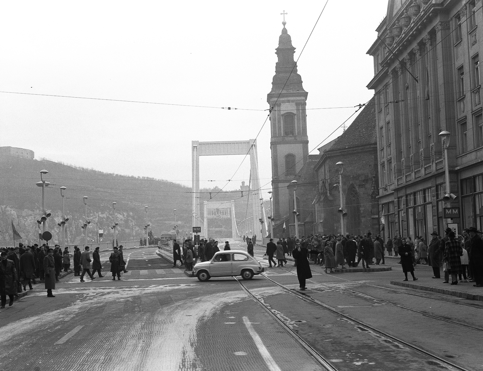 Hungary, Budapest V., Szabad sajtó út az Erzsébet híd felé nézve., 1964, Nagy Gyula, bridge, tram stop, automobile, Budapest, Duna-bridge, Pál Sávoly-design, Fortepan #58544