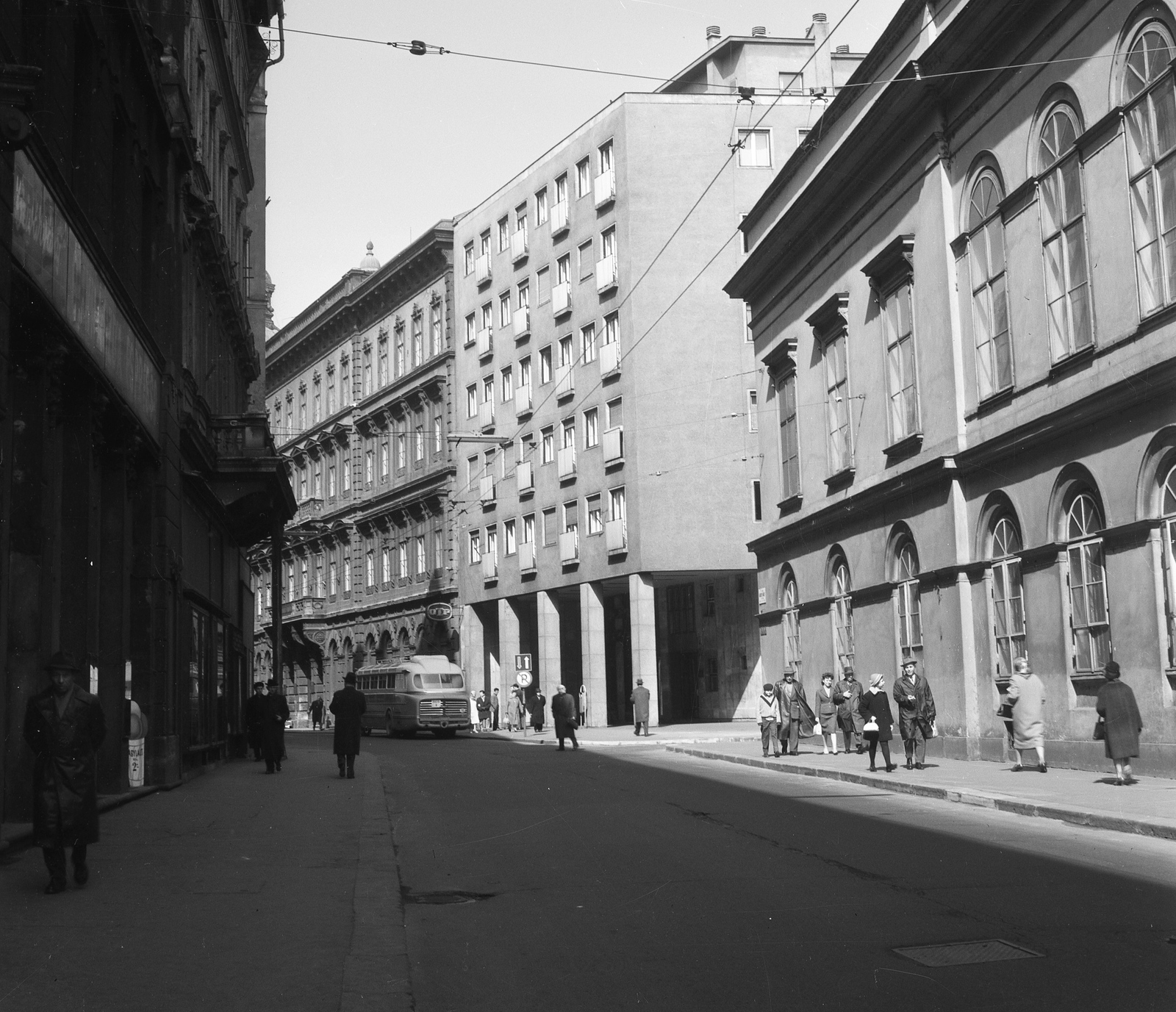 Magyarország, Budapest V., Károlyi (Károlyi Mihály) utca a Ferenczy István utca torkolatánál. A kép jobb szélén a Károlyi-palota, Petőfi Irodalmi Múzeum., 1964, Nagy Gyula, autóbusz, magyar gyártmány, Ikarus-márka, Budapest, Fortepan #58548