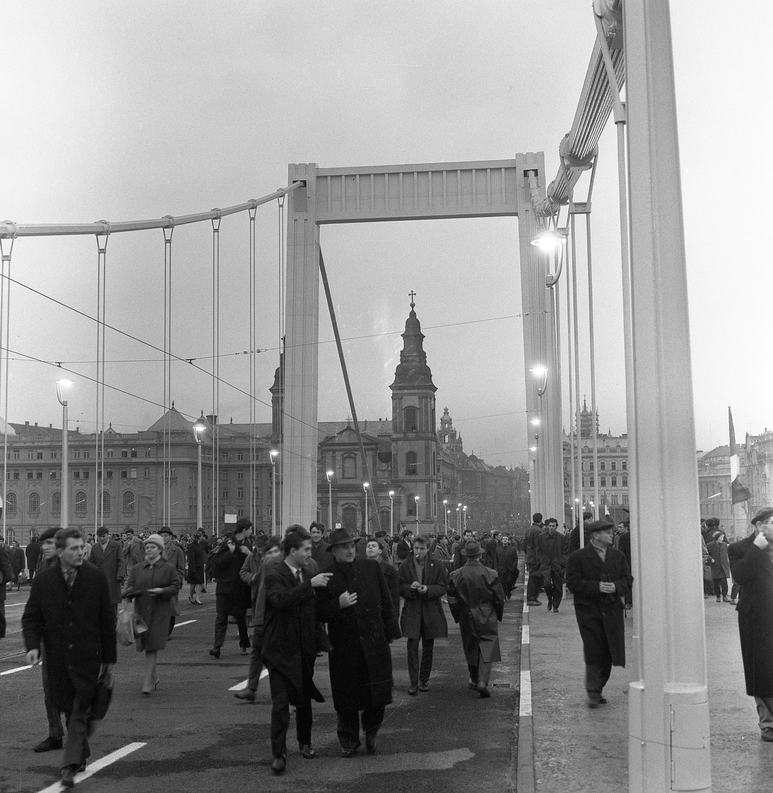 Magyarország, Budapest V., Erzsébet híd pesti hídfő és a Belvárosi templom a híd avatásakor., 1964, Nagy Gyula, híd, Budapest, Duna-híd, Fortepan #58553