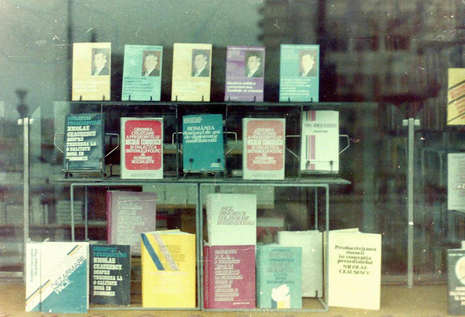 Romania, 1988, Fortepan, colorful, Show window, book, book store, personality cult, Fortepan #5858