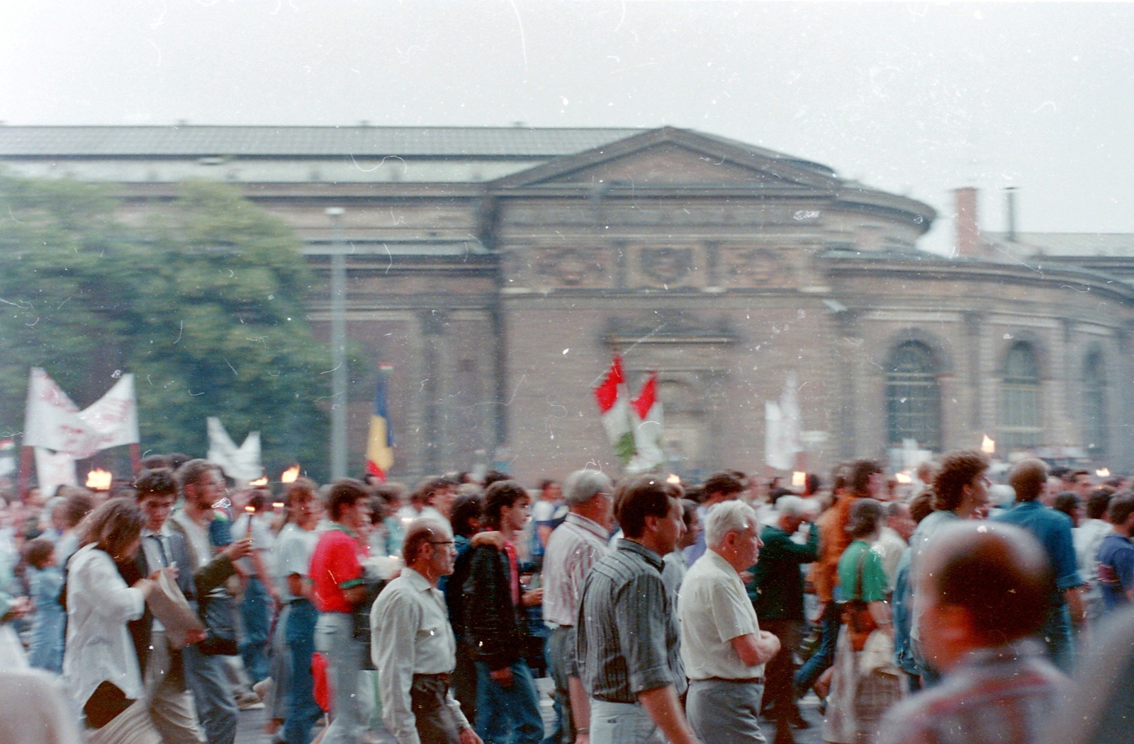 Hungary, Budapest XIV., Dózsa György út, az erdélyi falurombolás elleni tüntetés vonul a Műcsarnok mellett., 1988, Fortepan, colorful, politics, museum, Budapest, Albert Schickedanz-design, Neoclassical architecture, regime change, Fortepan #5859