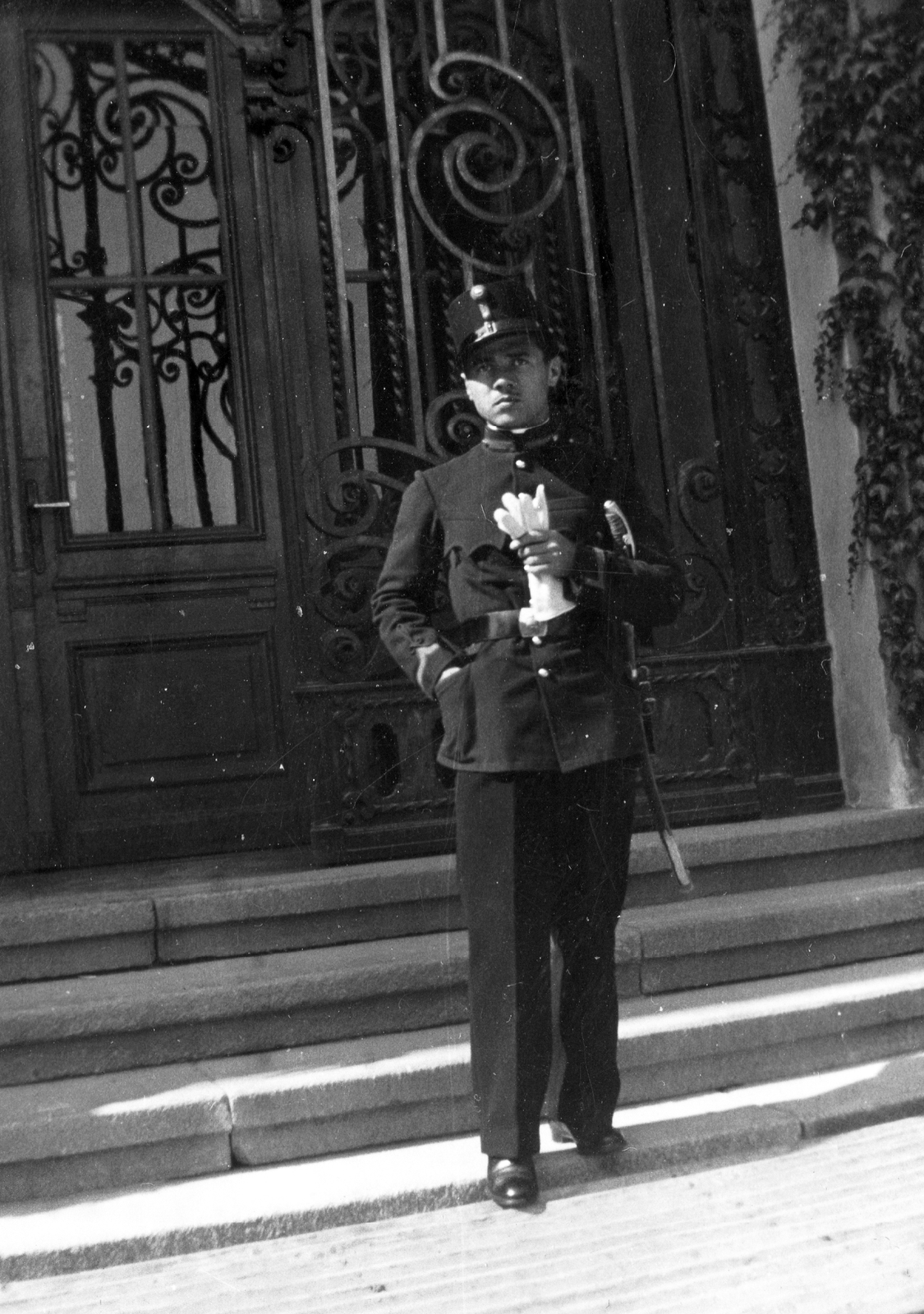 Magyarország, Pécs, Szigeti út, a Magyar Királyi Zrinyi Miklós Reáliskolai Nevelőintézet főbejárata., 1935, Orosz Heléna, kesztyű, kard, karpaszomány, kovácsoltvas kapu, kadét, Fortepan #58607
