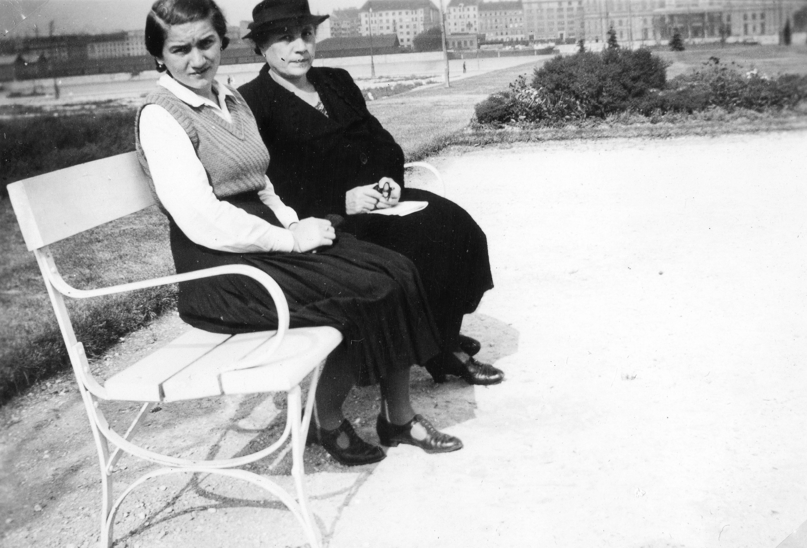 Hungary, Budapest XI., park a Petőfi (Horthy Miklós) híd budai hídfőjénél., 1943, Orosz Heléna, bench, Budapest, Fortepan #58615