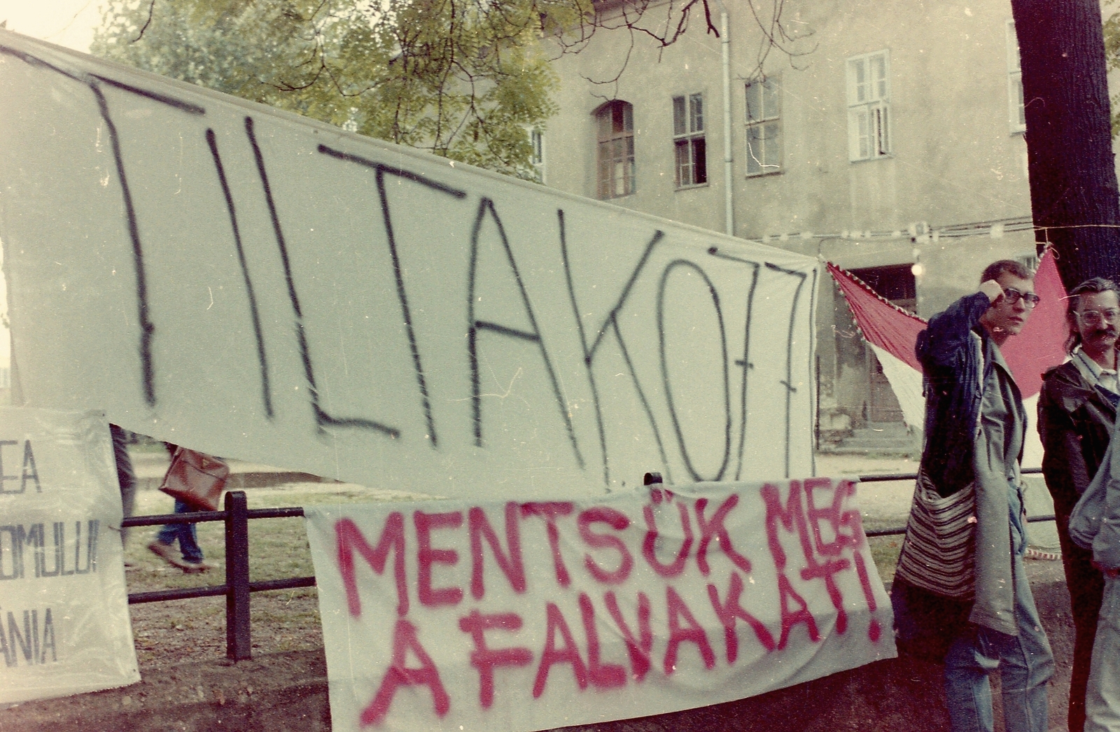 Hungary, Budapest XIV., Thököly út, játszótér a Dózsa György úti kereszteződés után, transzparensek az erdélyi falurombolás elleni tüntetésre., 1988, Fortepan, colorful, politics, strike, scrip, banner, demonstration board, Budapest, regime change, Fortepan #5862