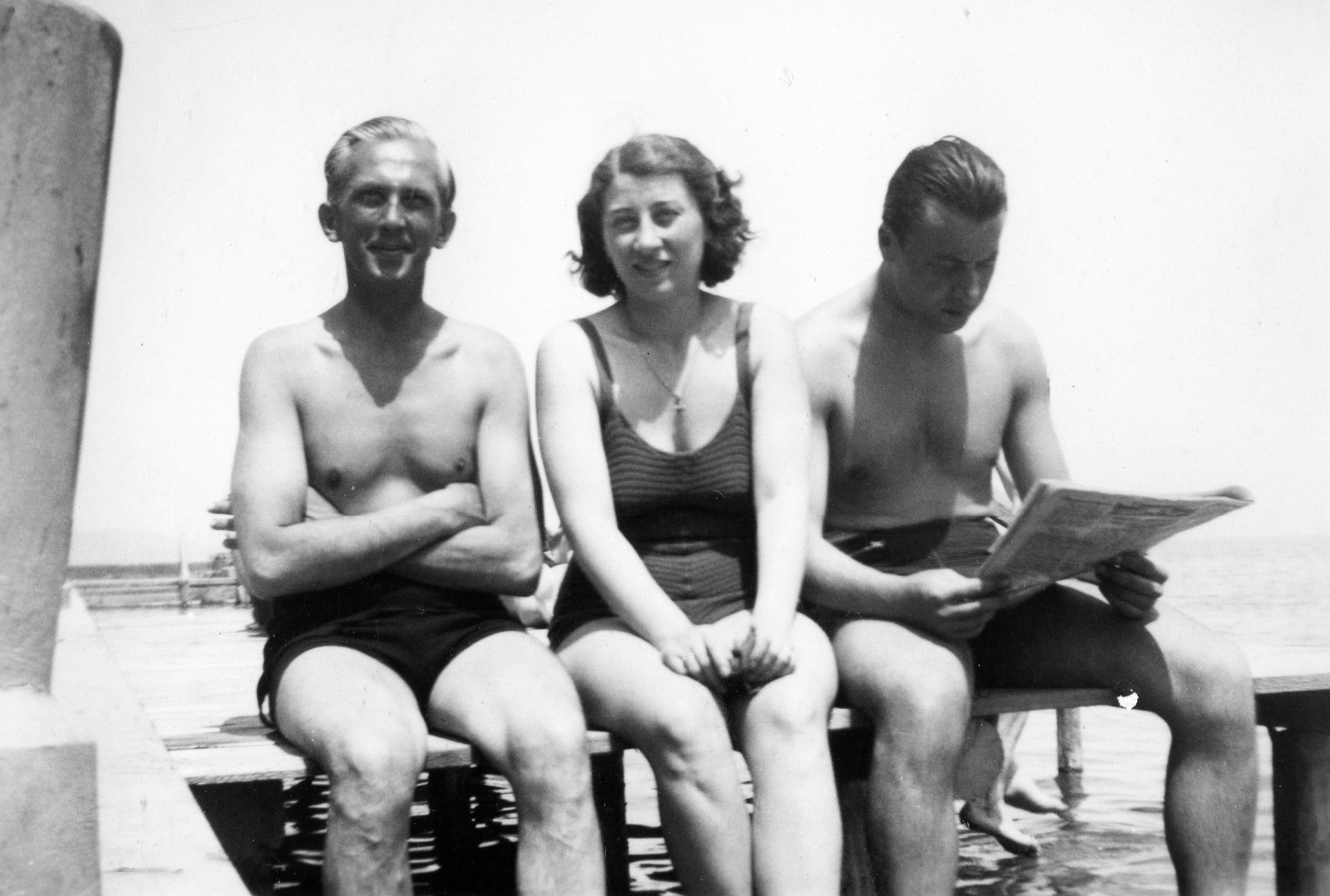 Hungary, Balatonlelle, Strand., 1940, Orosz Heléna, bathing suit, reading, newspaper, Fortepan #58645