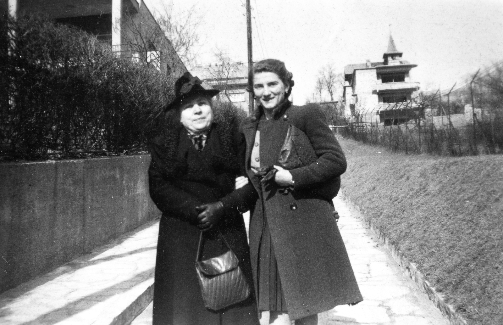 Hungary, Budapest XI., Citadella utca az Iglói utcától a Kelenhegyi út felé nézve., 1941, Orosz Heléna, hat, women, handbag, double portrait, Budapest, hold upper arms, Fortepan #58680