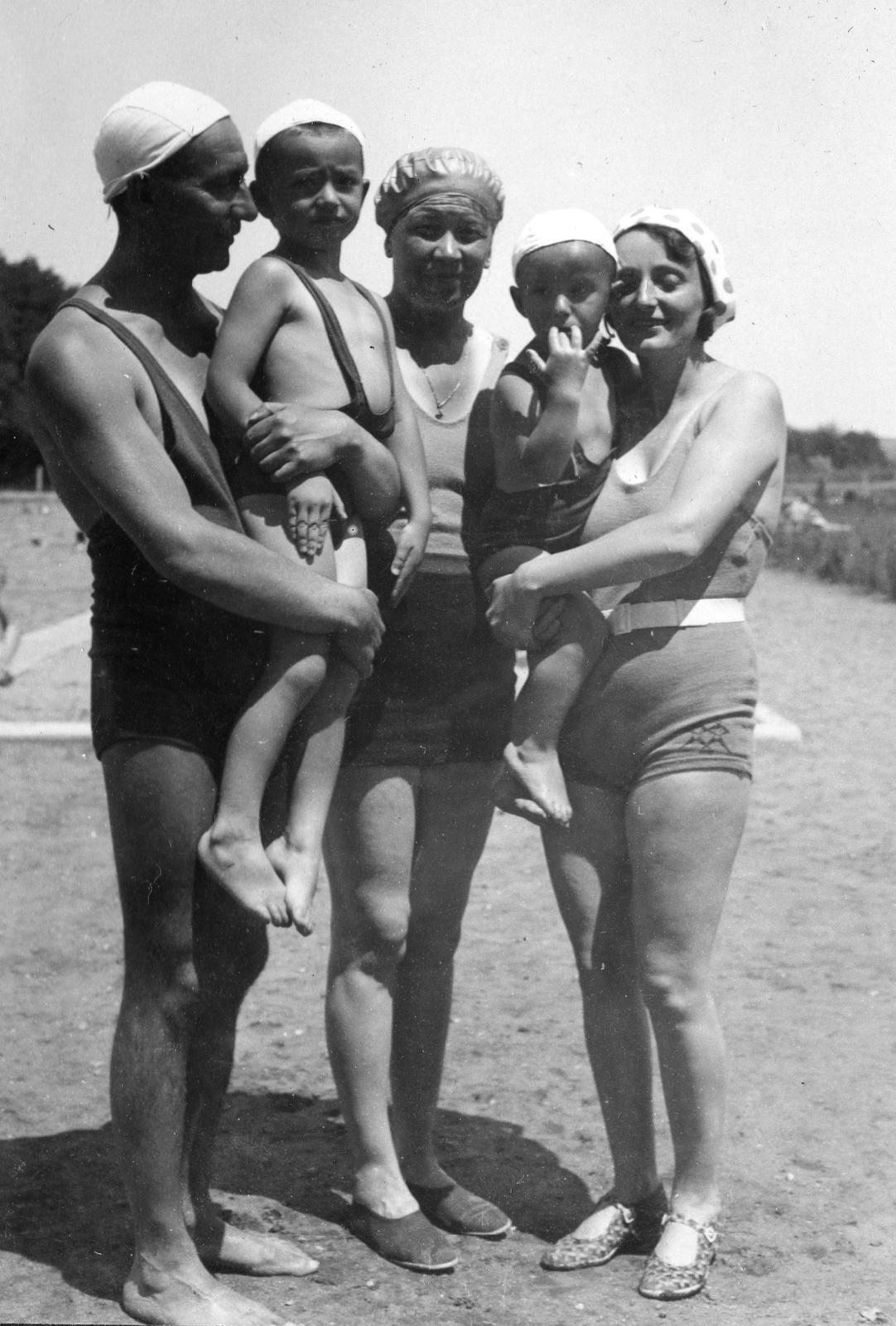 Magyarország, Miskolc,Miskolctapolca, (Görömbölytapolca), Strandfürdő., 1933, Zsilinszky Sándor, fürdőruha, csoportkép, úszósapka, Fortepan #58697